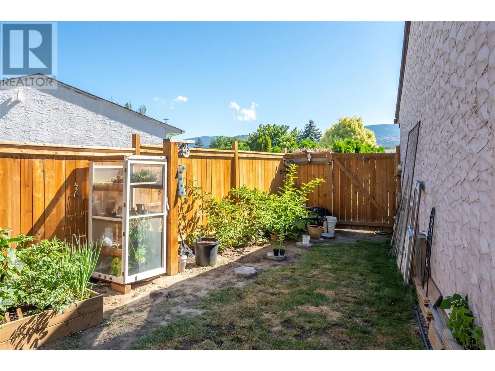 144 AYRES Crescent