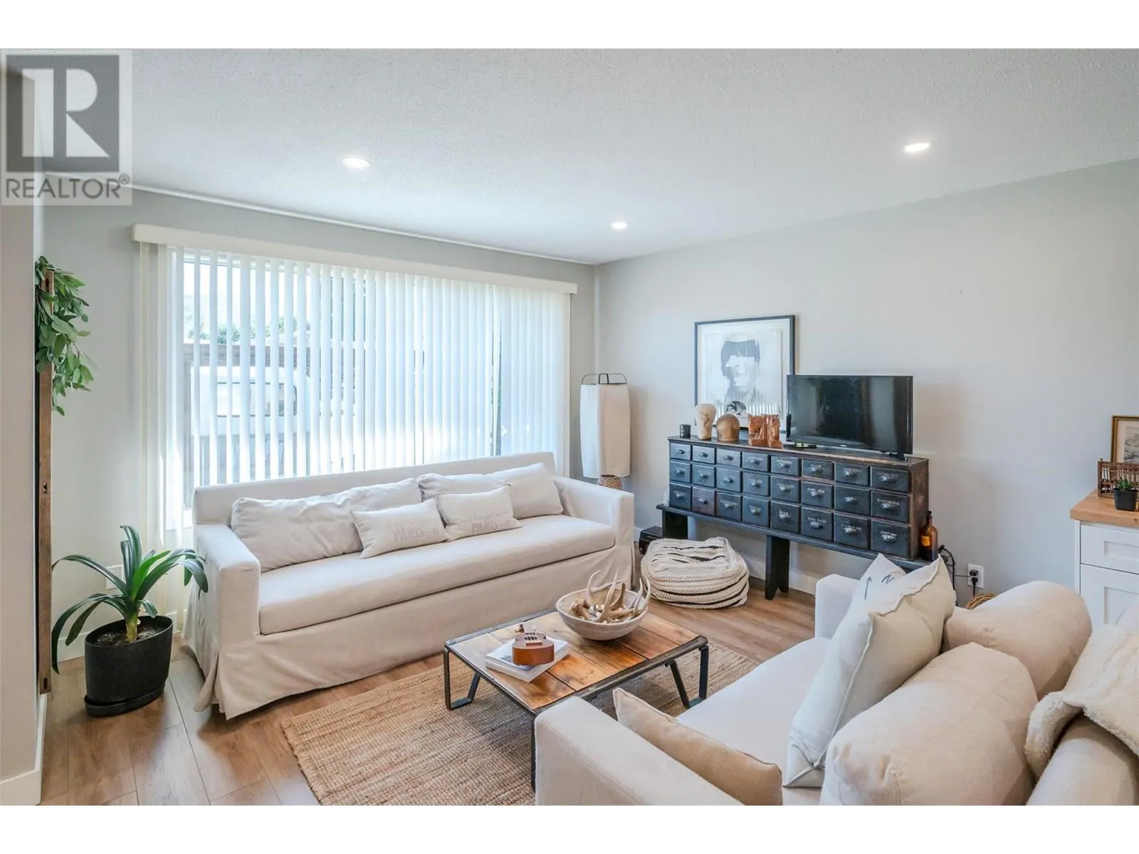 144 AYRES Crescent