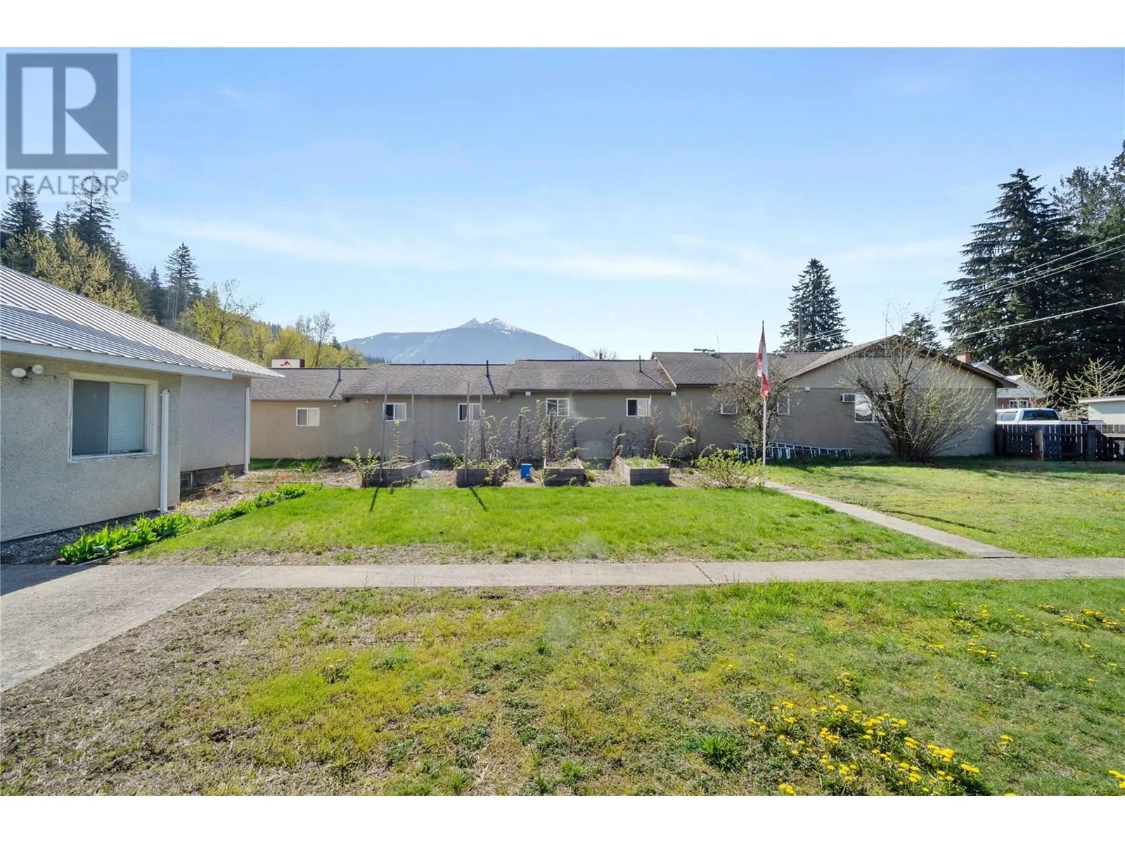 1115 Victoria Road W