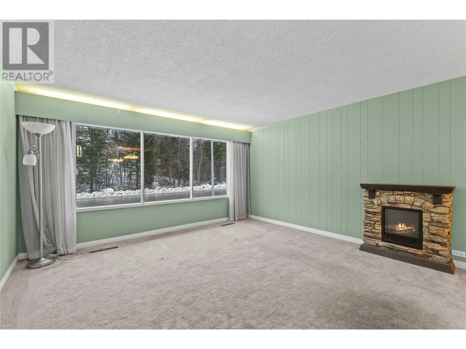 1115 Victoria Road W