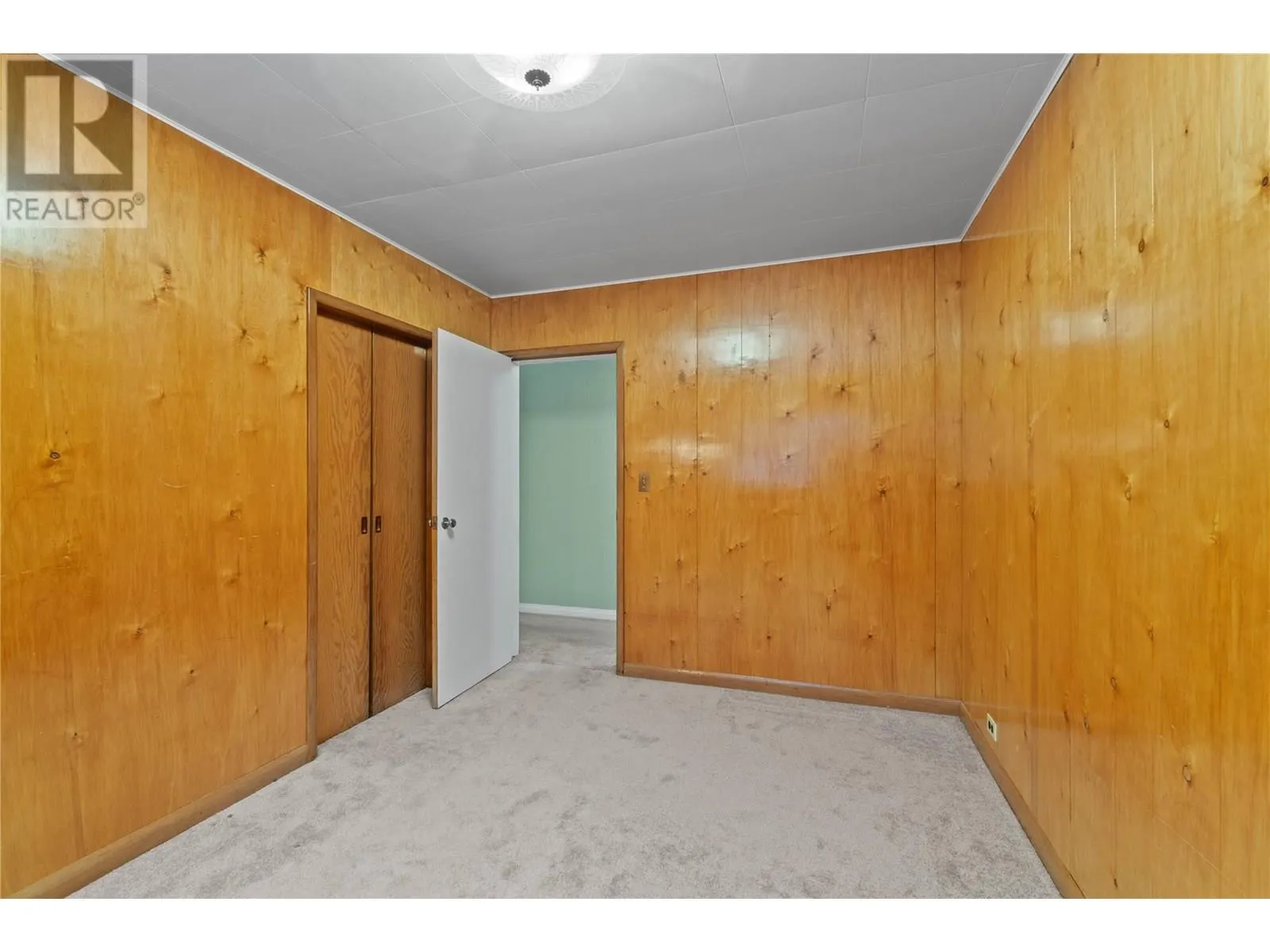 1115 Victoria Road W