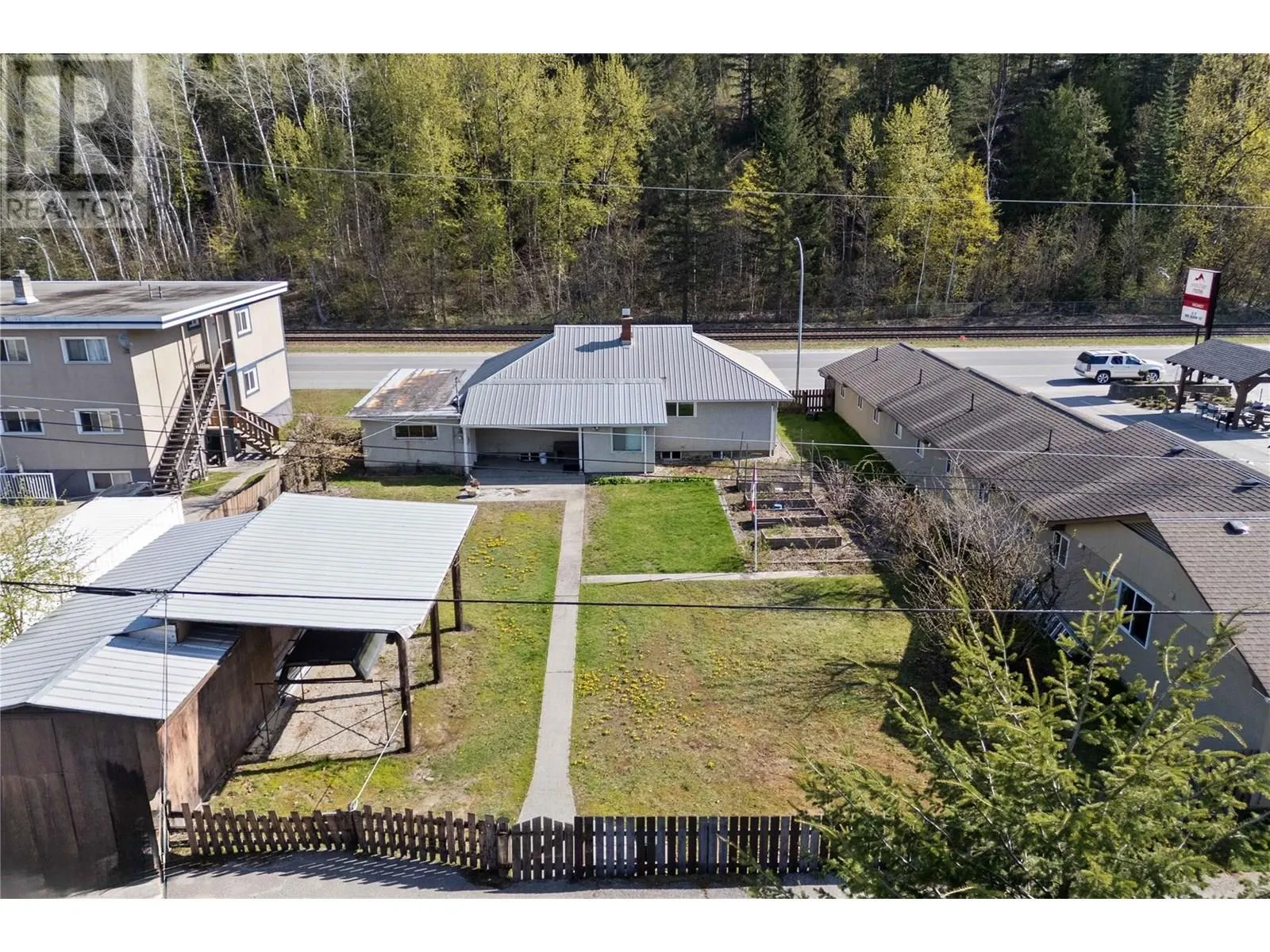 1115 Victoria Road W