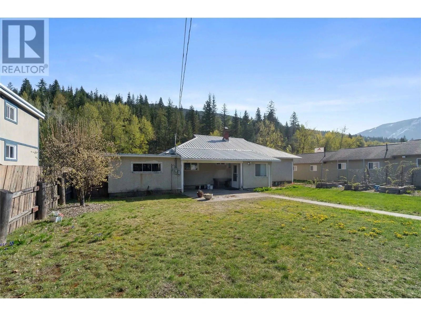 1115 Victoria Road W