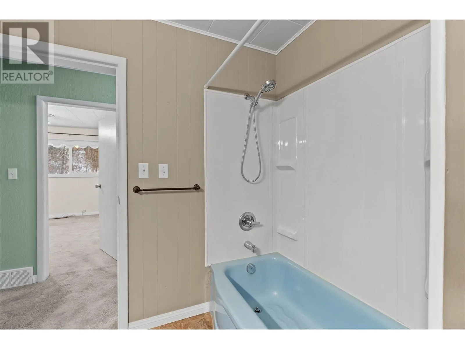 1115 Victoria Road W