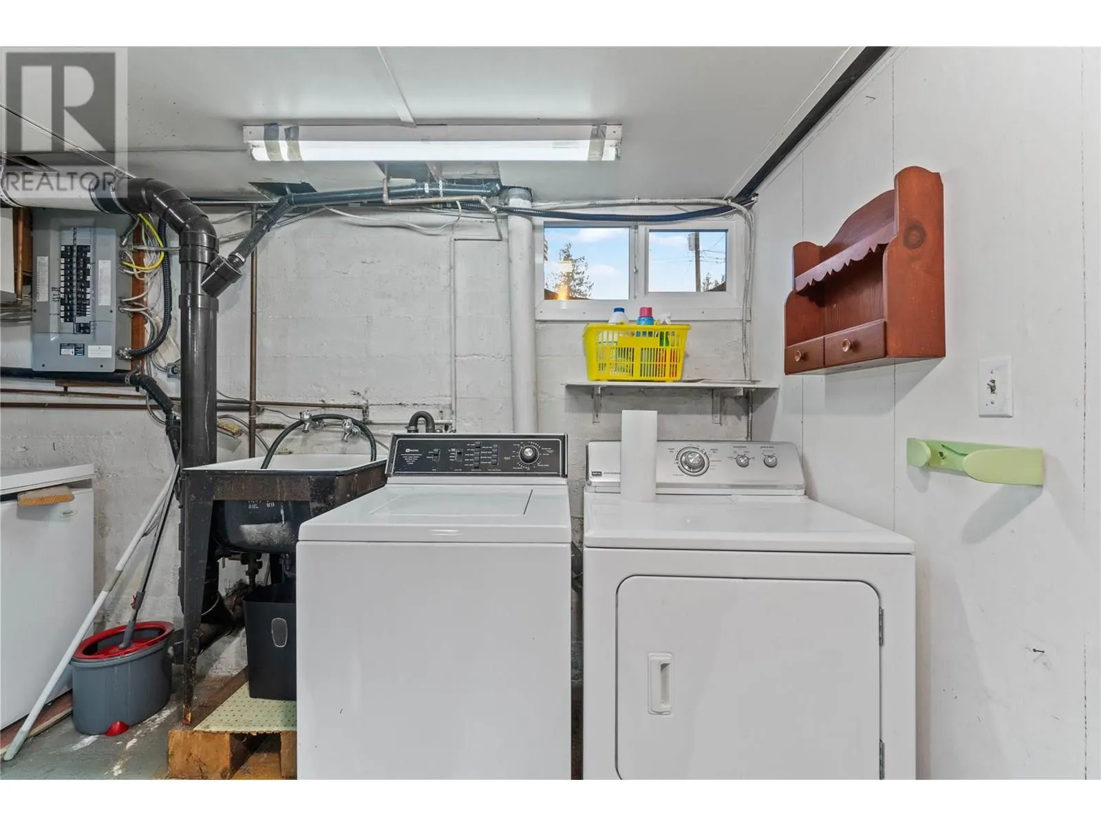 1115 Victoria Road W