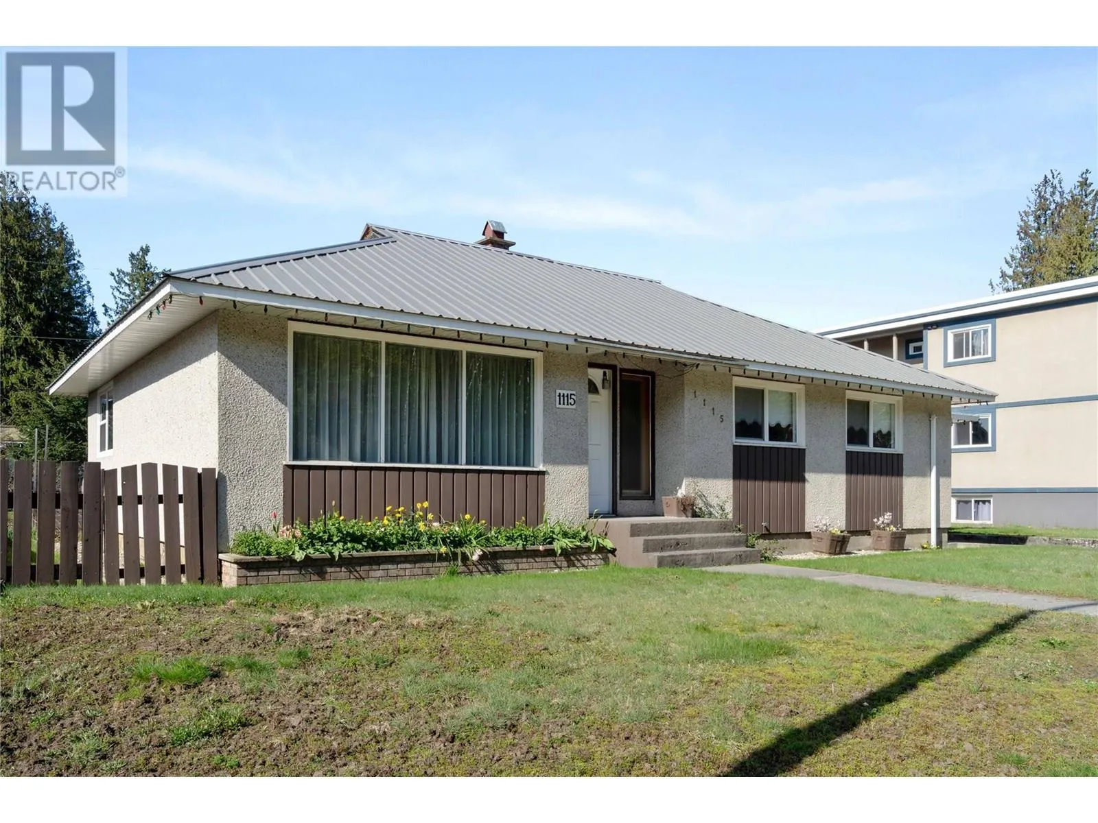 1115 Victoria Road W