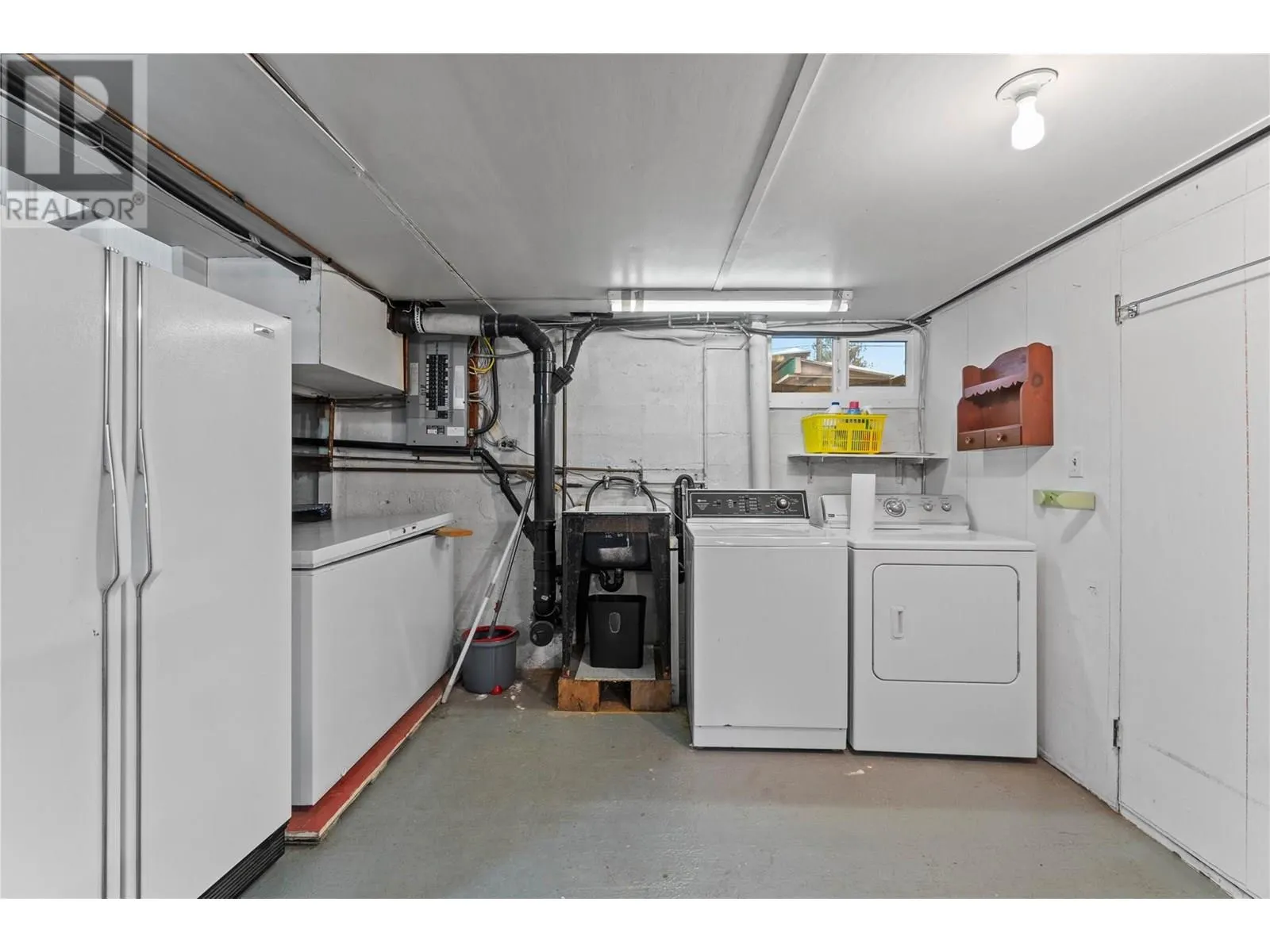 1115 Victoria Road W