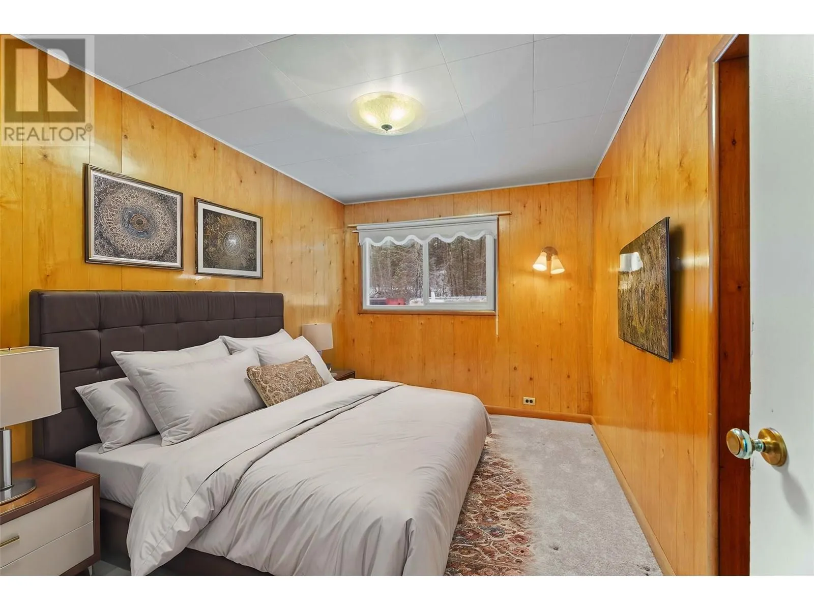 1115 Victoria Road W