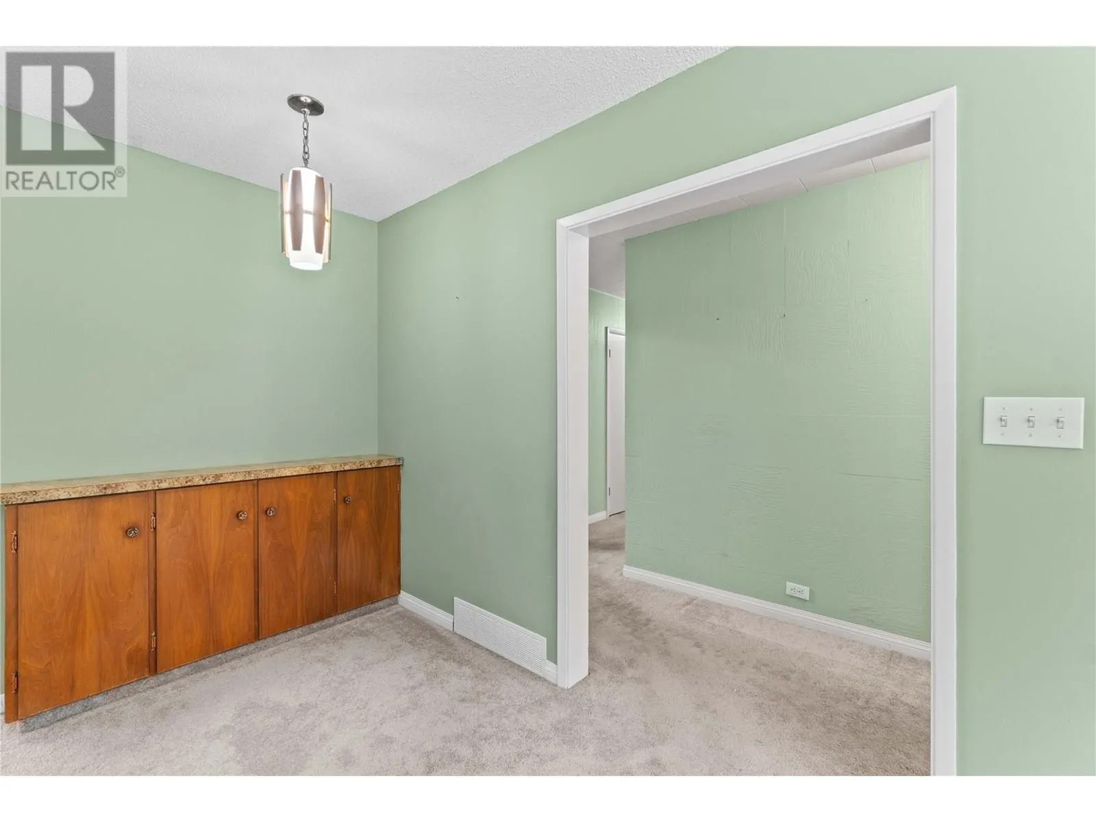 1115 Victoria Road W