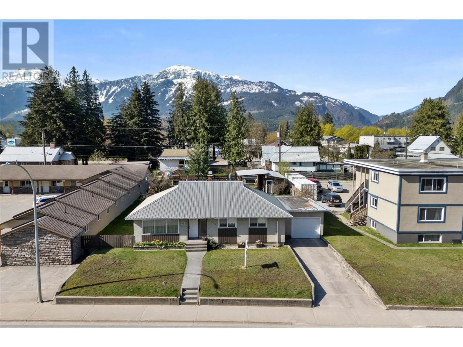 1115 Victoria Road W