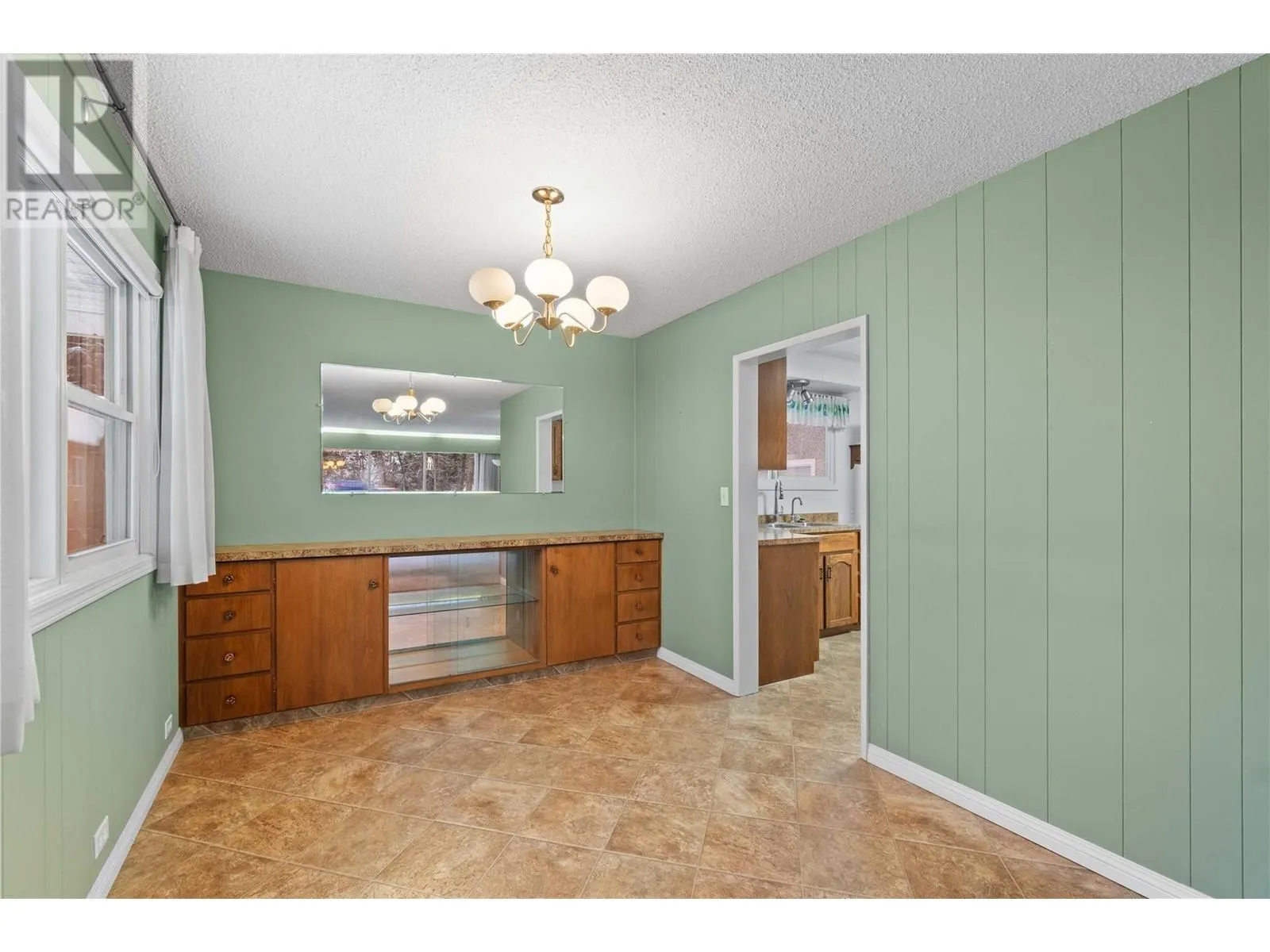 1115 Victoria Road W