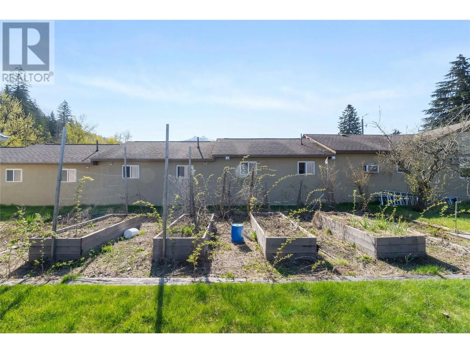 1115 Victoria Road W
