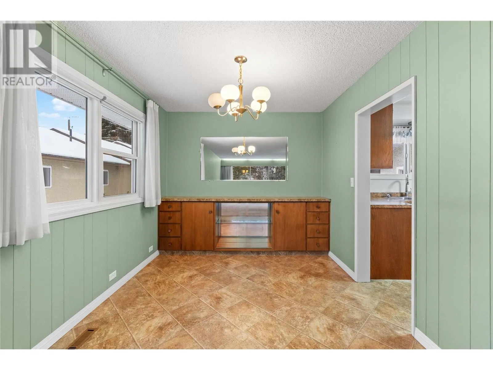 1115 Victoria Road W