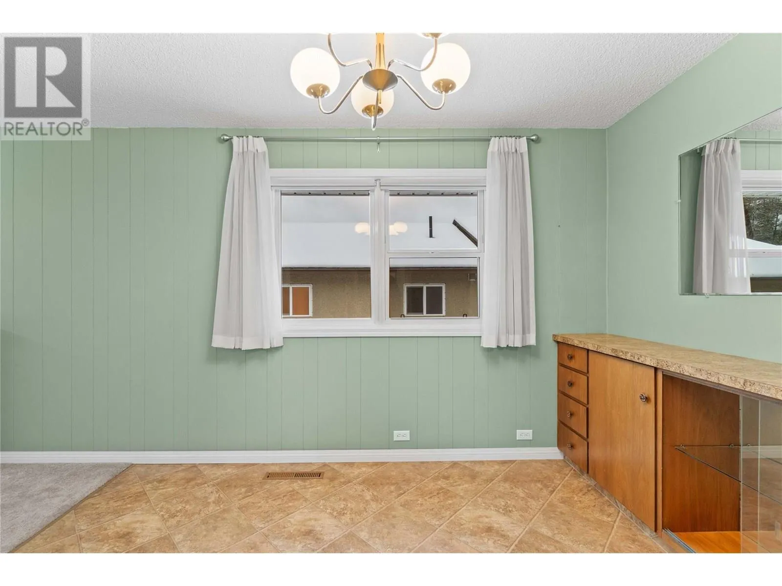 1115 Victoria Road W