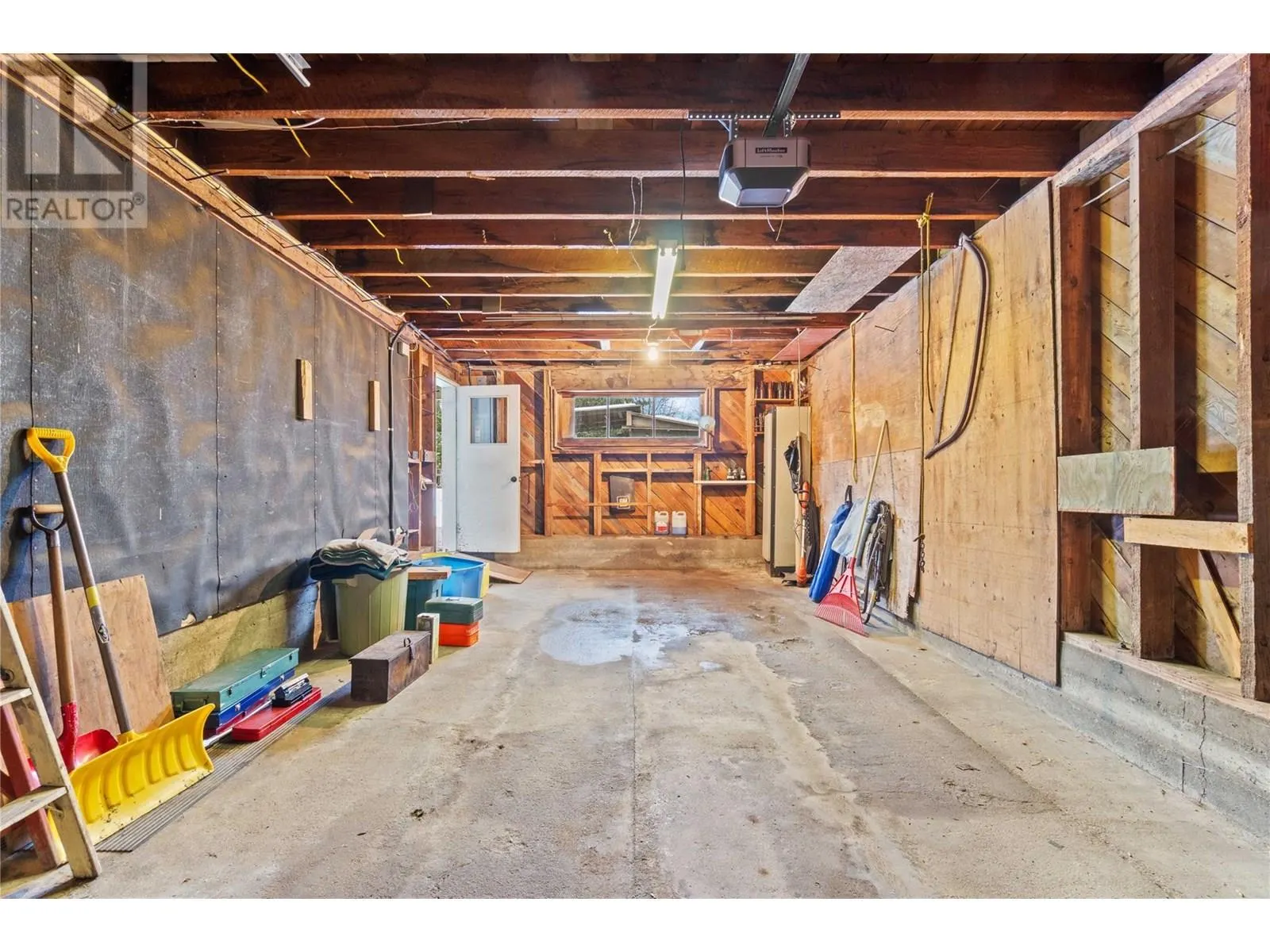 1115 Victoria Road W