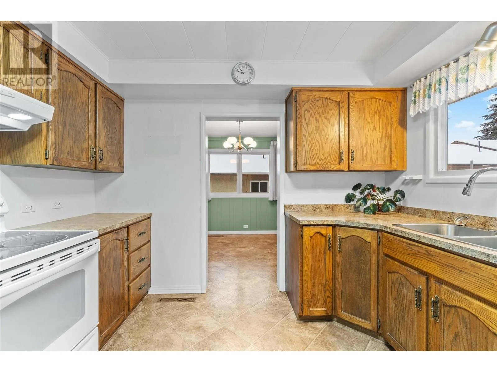 1115 Victoria Road W