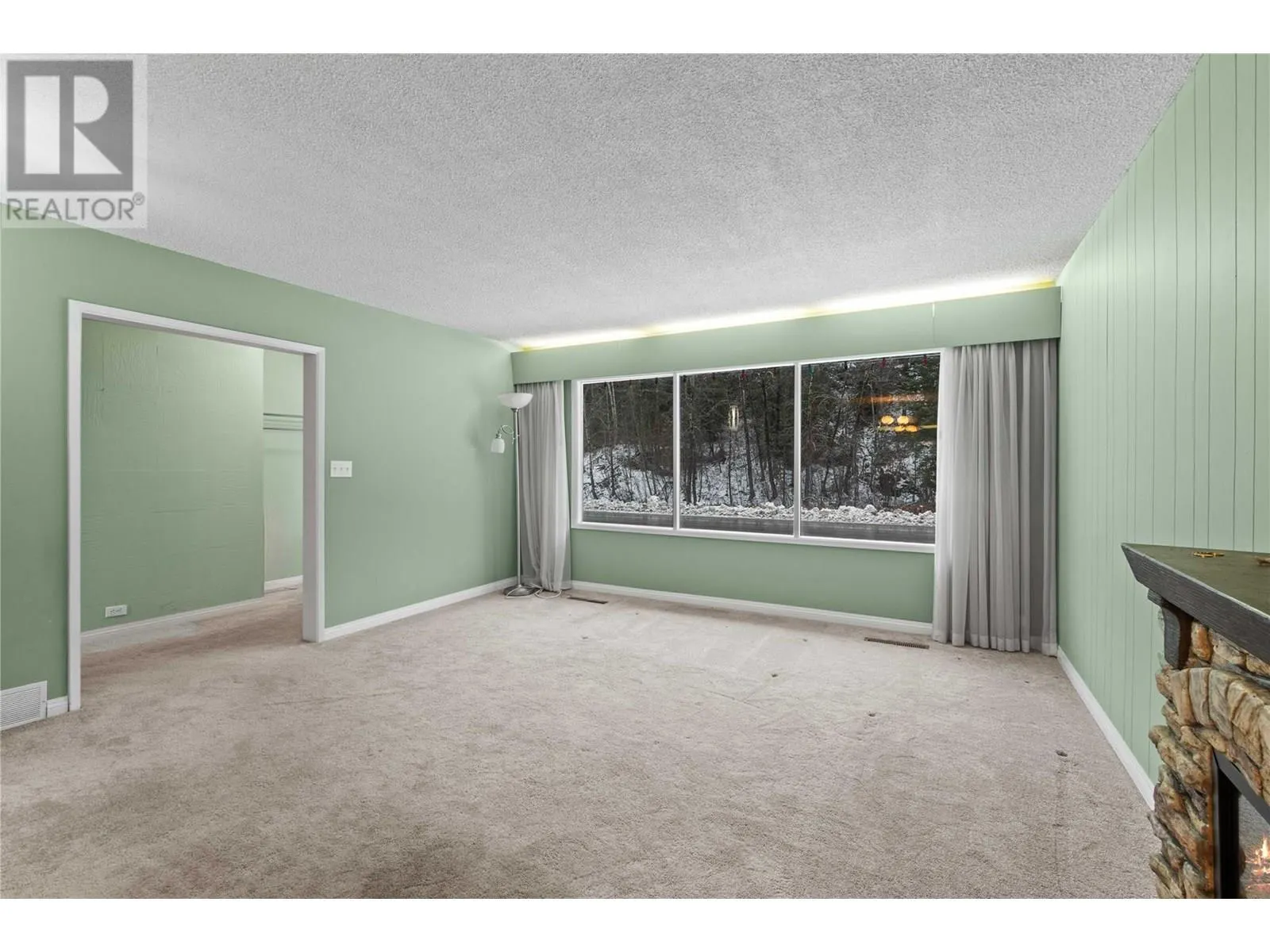 1115 Victoria Road W