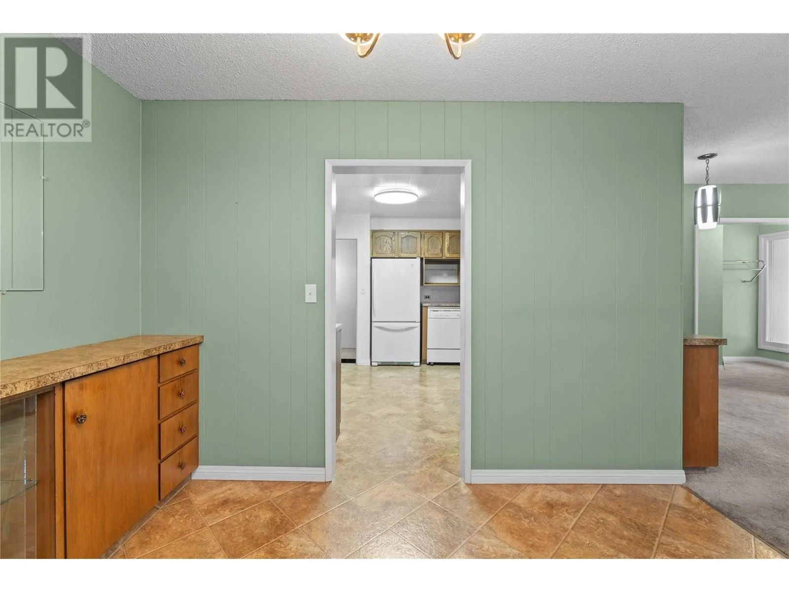 1115 Victoria Road W
