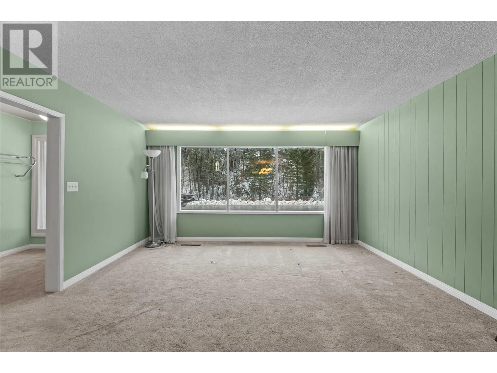 1115 Victoria Road W