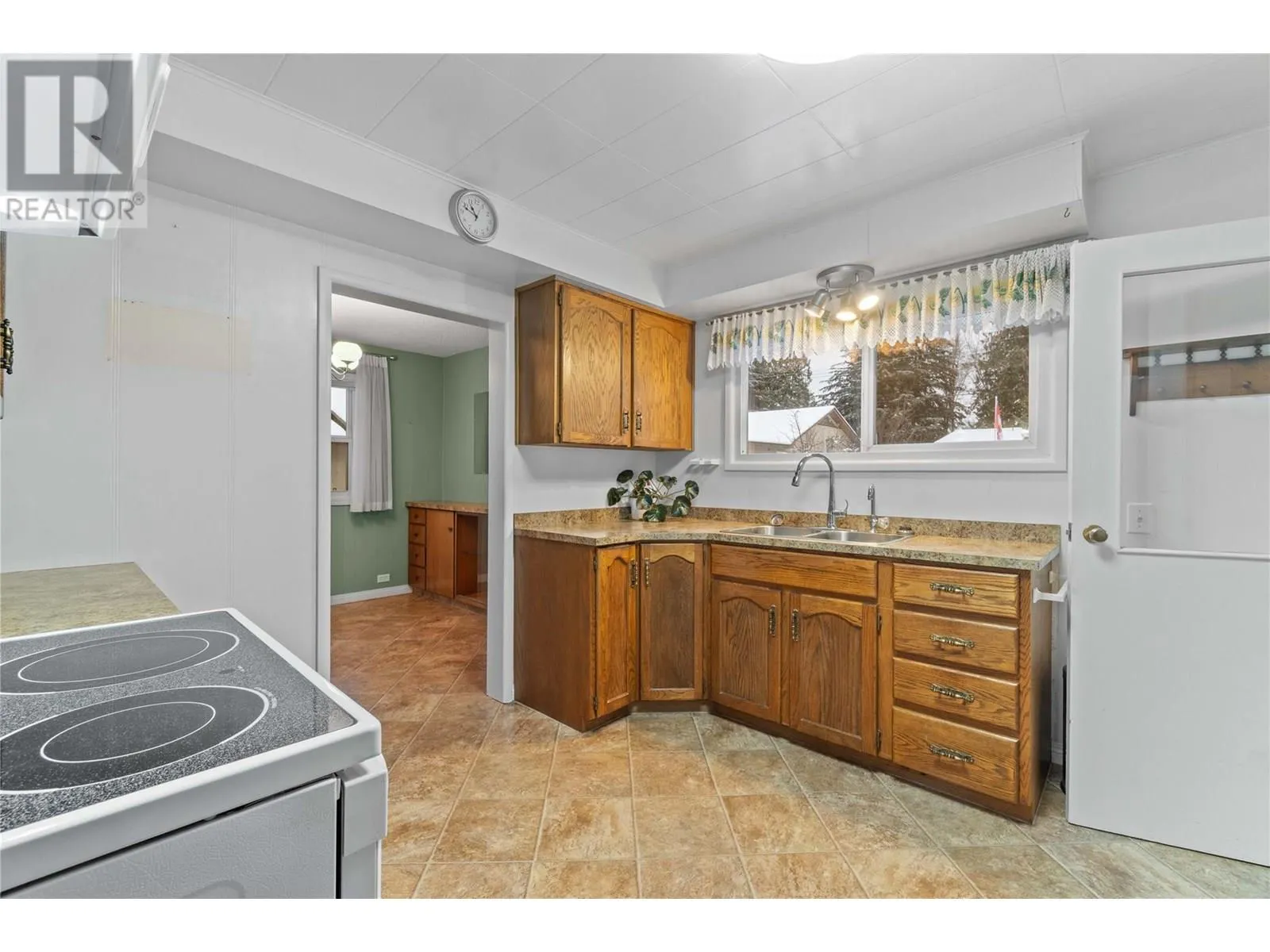 1115 Victoria Road W