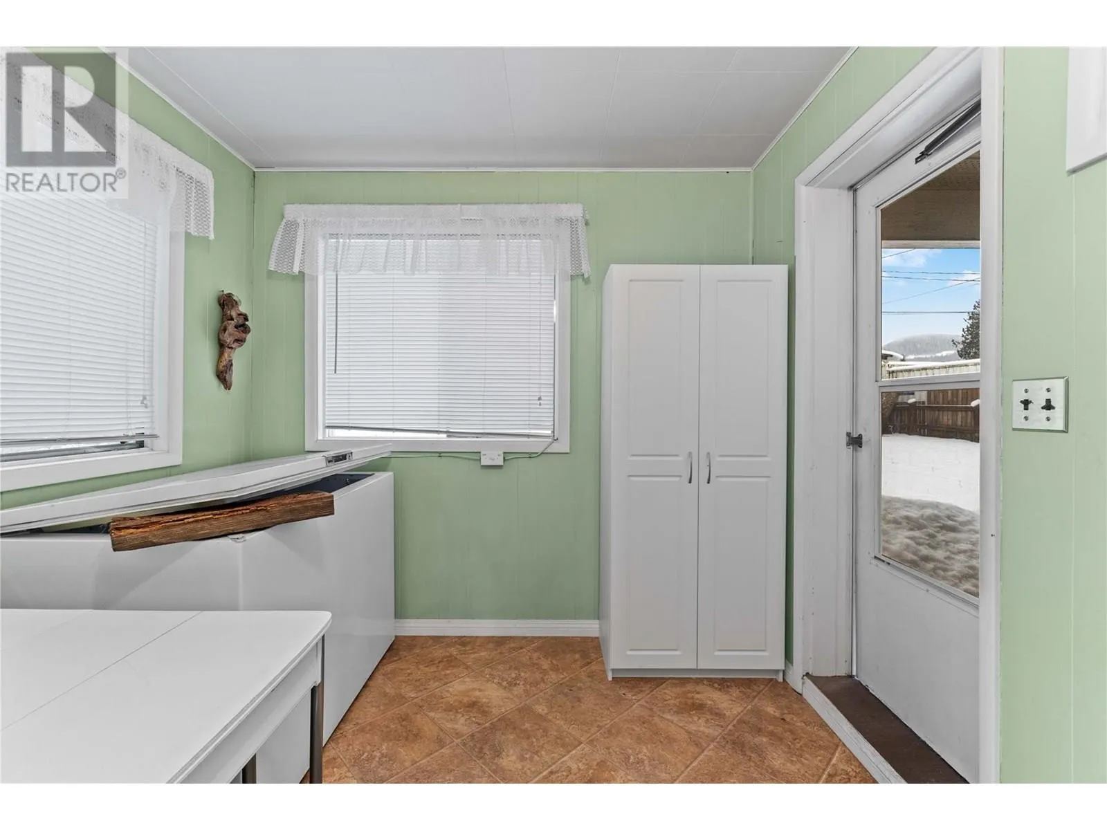 1115 Victoria Road W