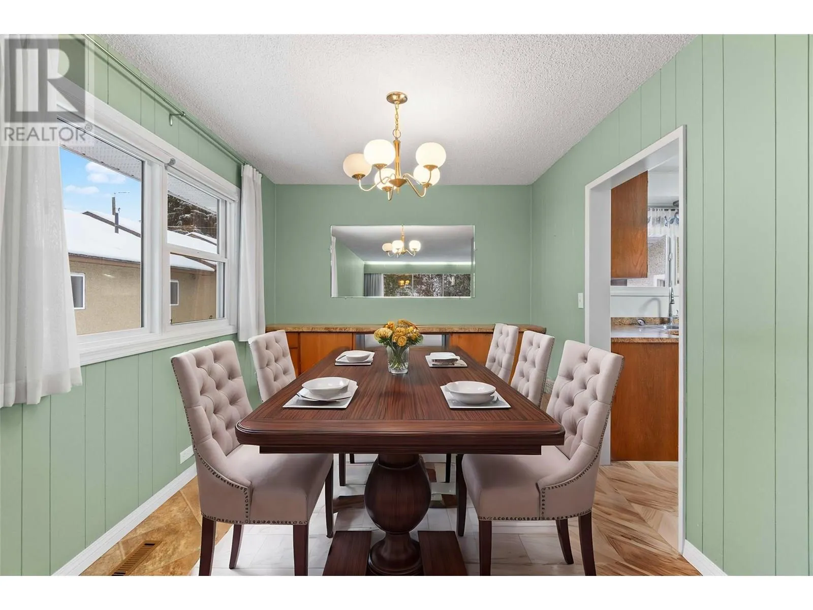 1115 Victoria Road W