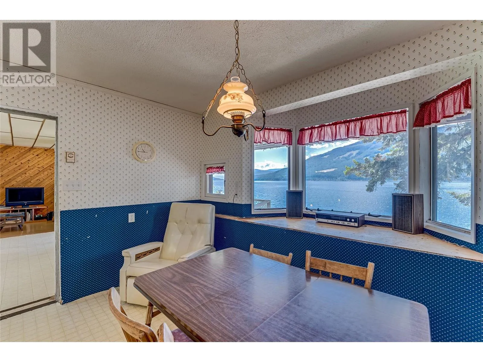 4742 Sunnybrae Canoe Point Road