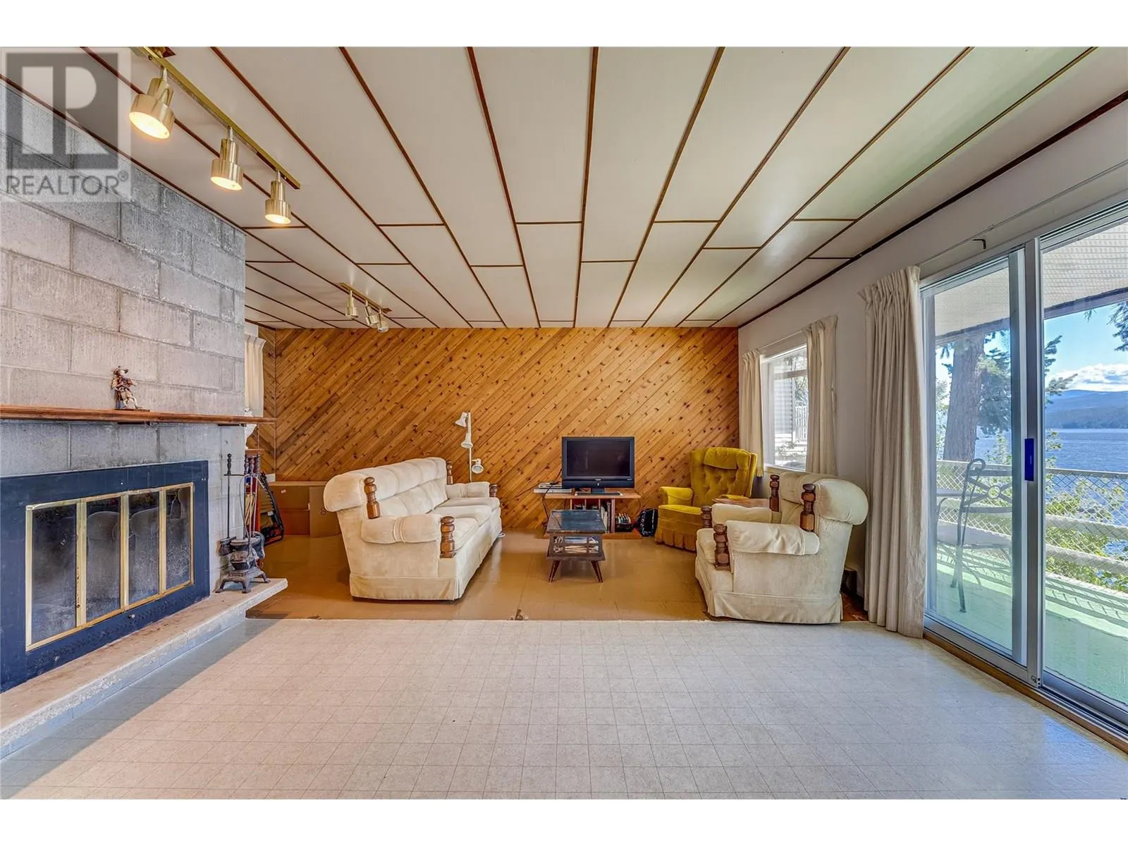 4742 Sunnybrae Canoe Point Road