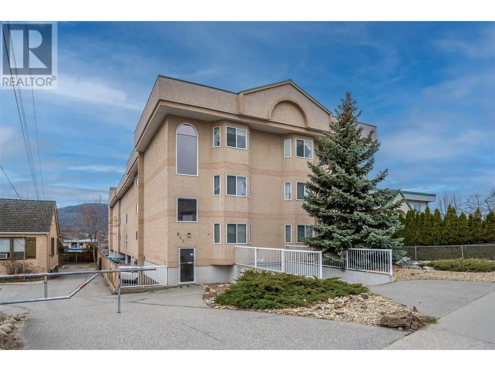 865 MAIN Street Unit# 305