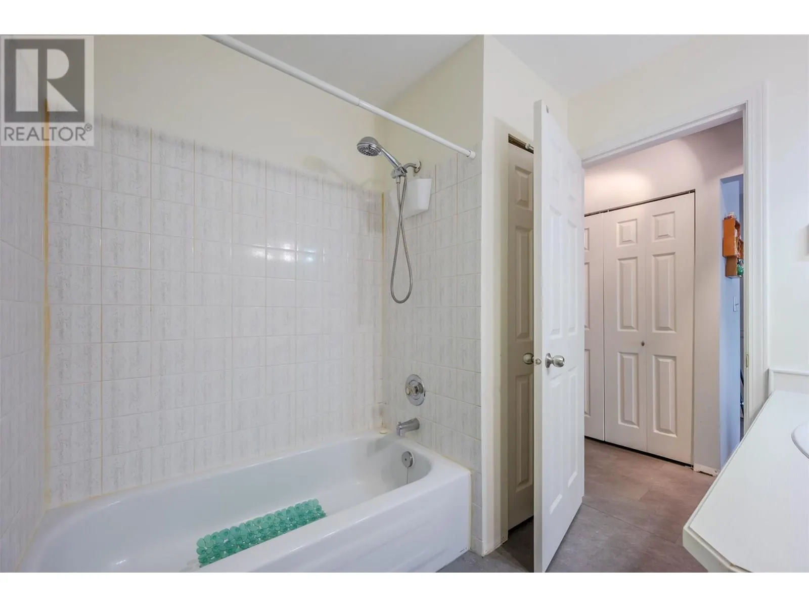 865 MAIN Street Unit# 305