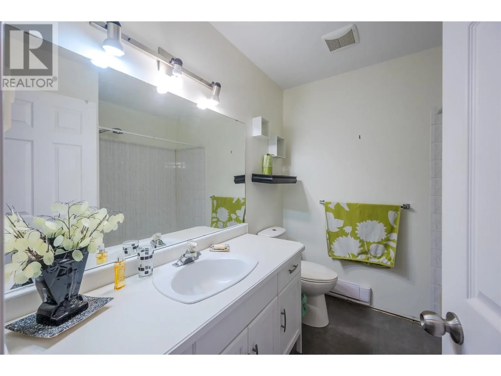 865 MAIN Street Unit# 305