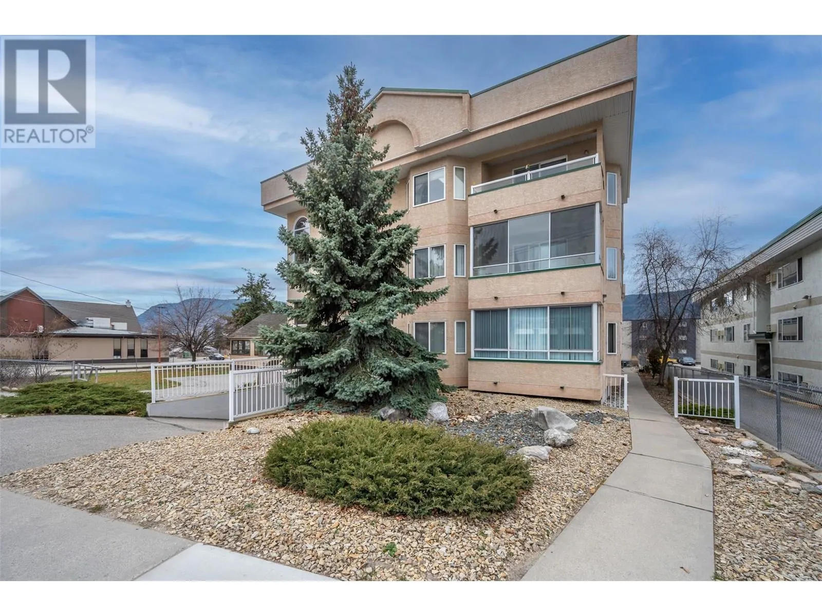 865 MAIN Street Unit# 305