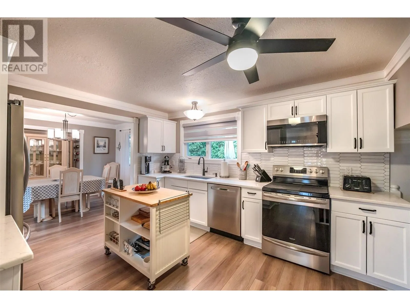 567 Lakeview Place