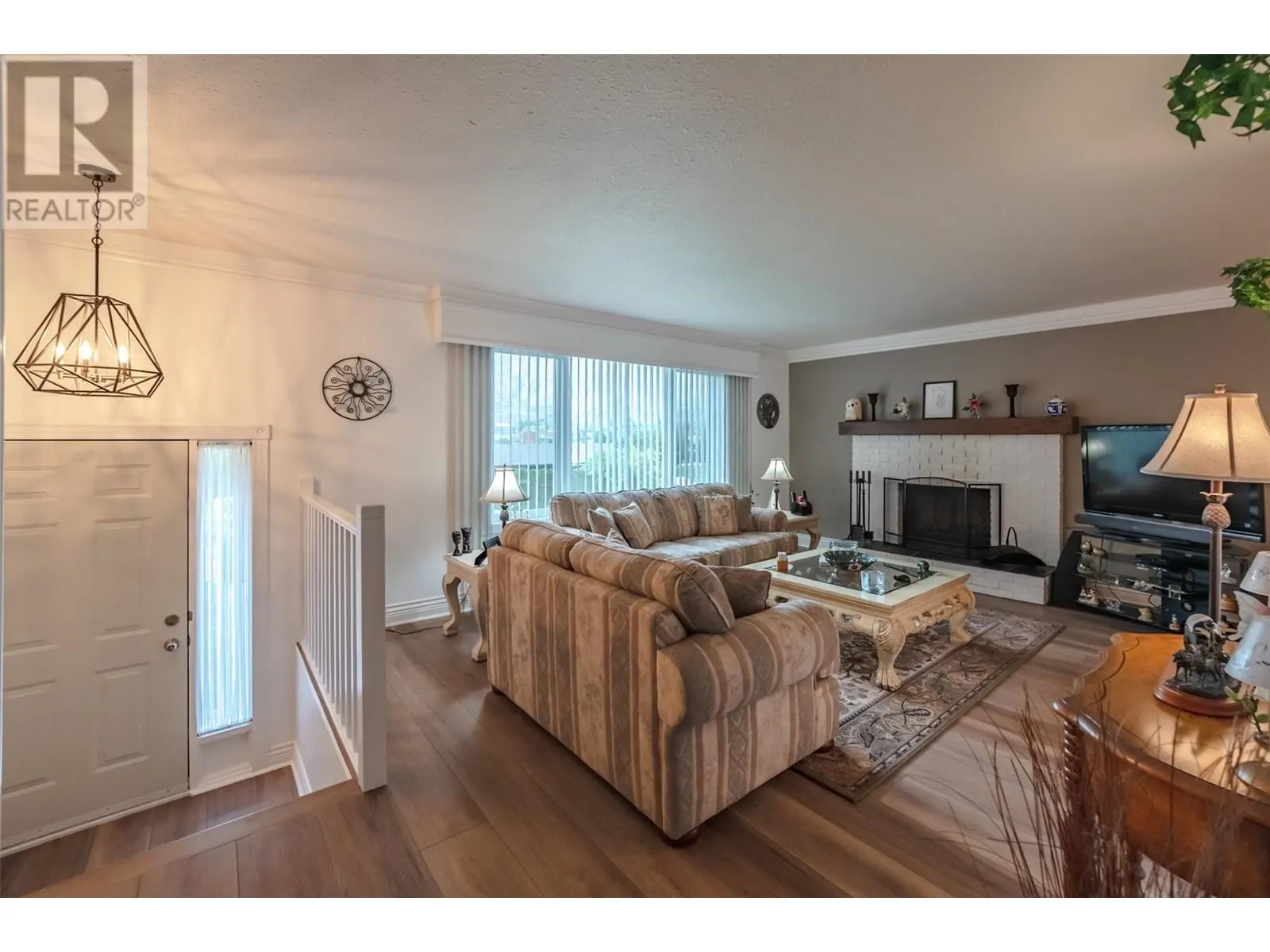 567 Lakeview Place