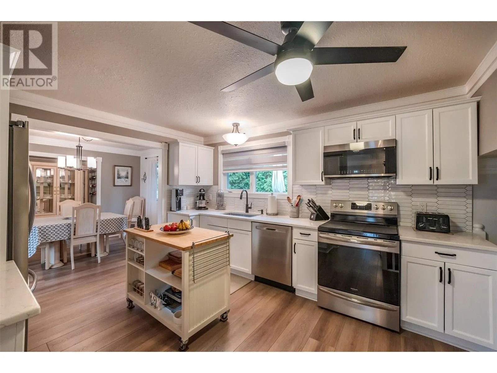 567 Lakeview Place