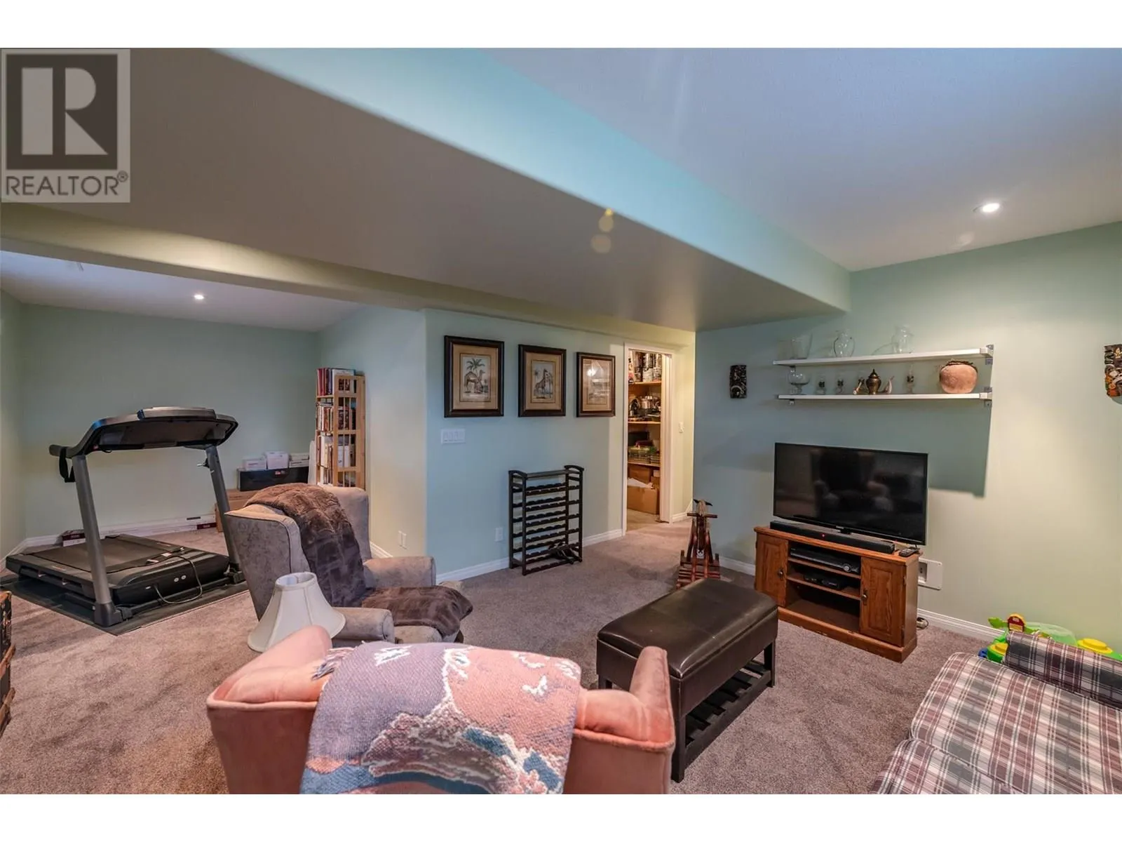 567 Lakeview Place