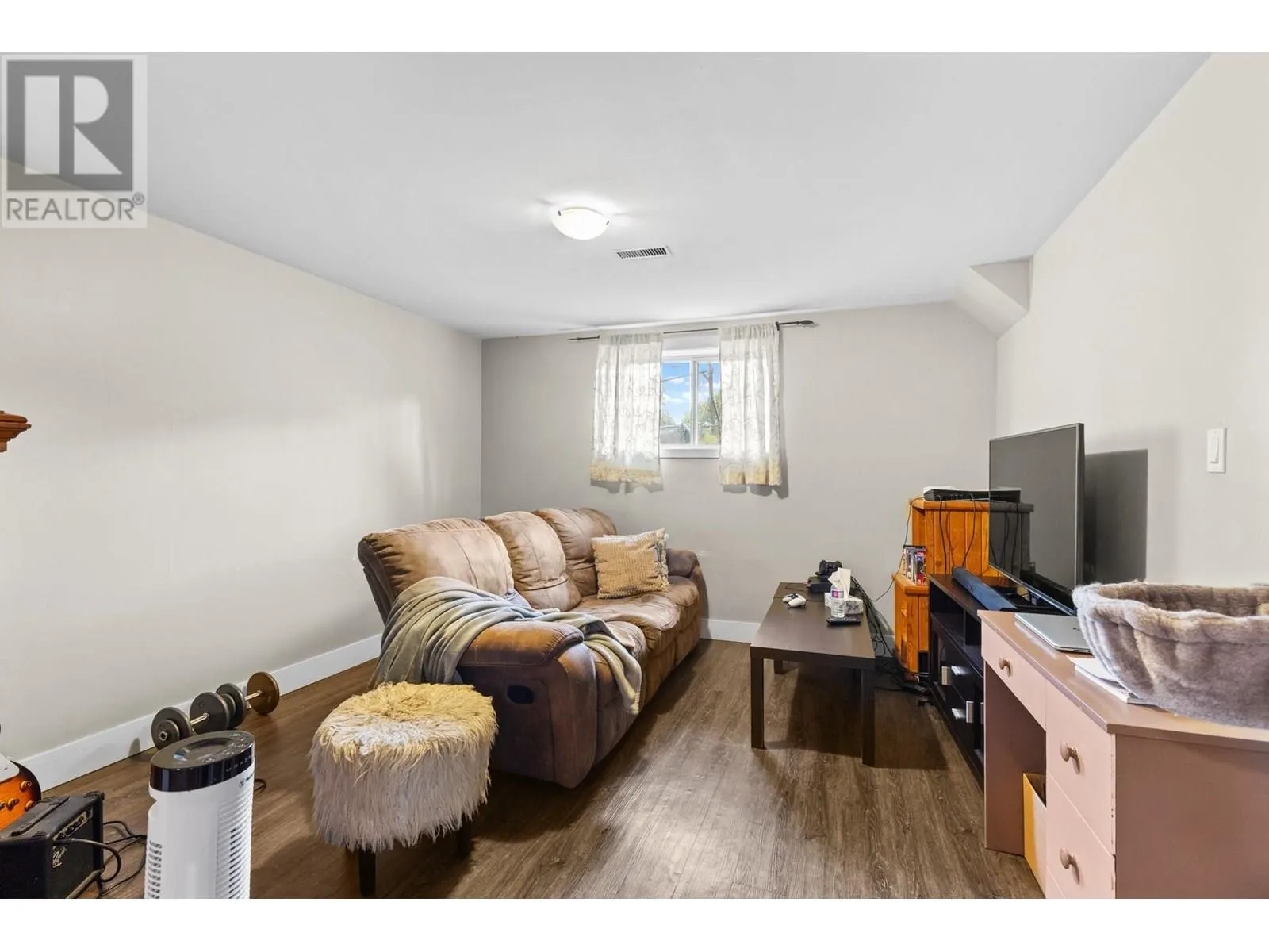 1502 32 Avenue