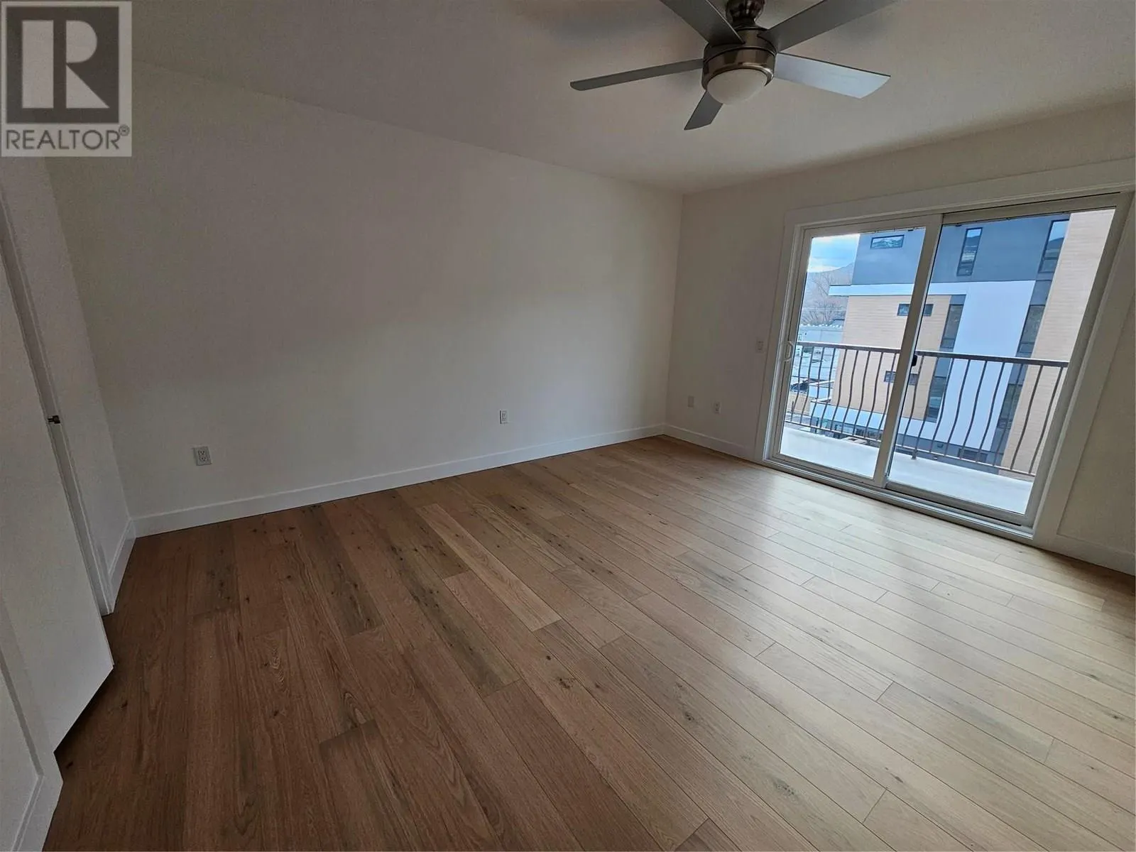 578 Lakeshore Drive Unit# 402