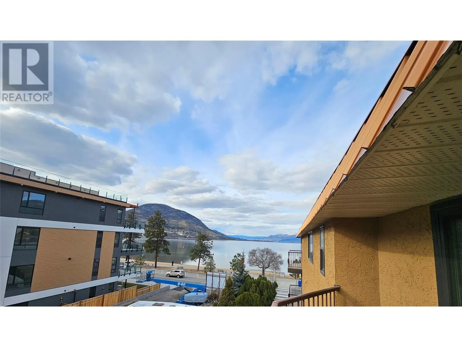 578 Lakeshore Drive Unit# 402