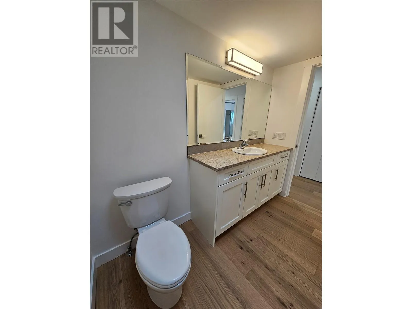 578 Lakeshore Drive Unit# 402