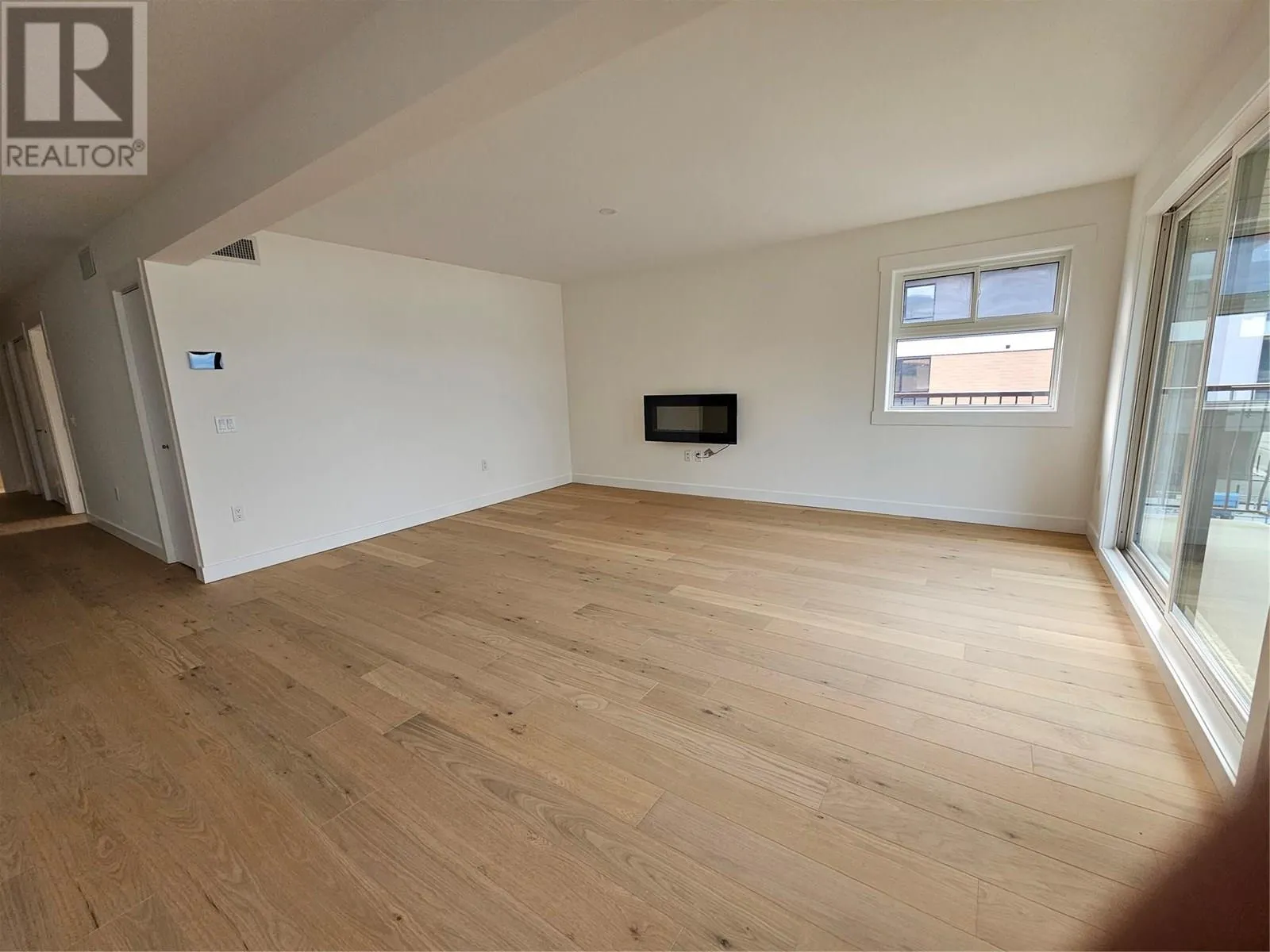 578 Lakeshore Drive Unit# 402