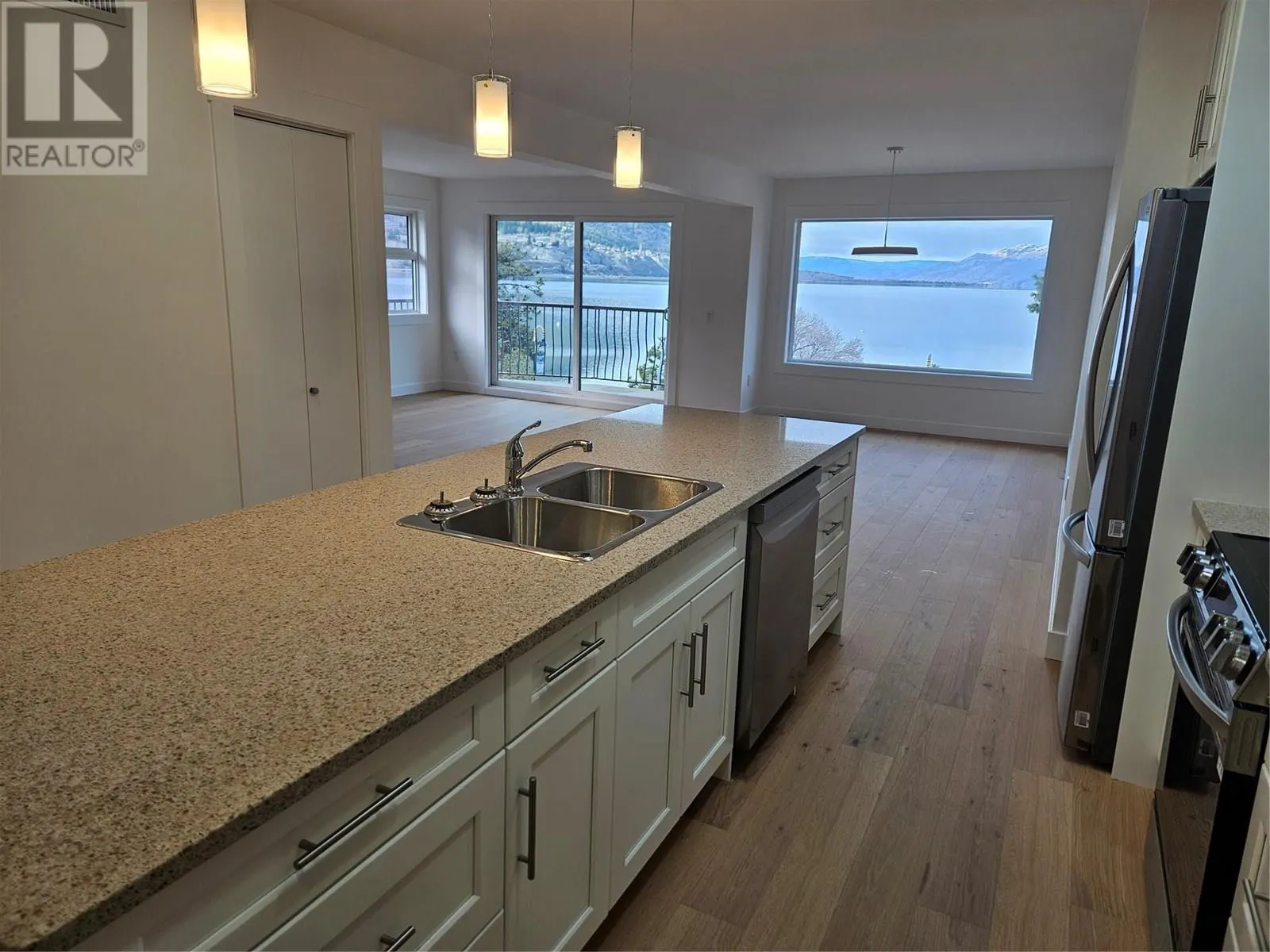 578 Lakeshore Drive Unit# 402