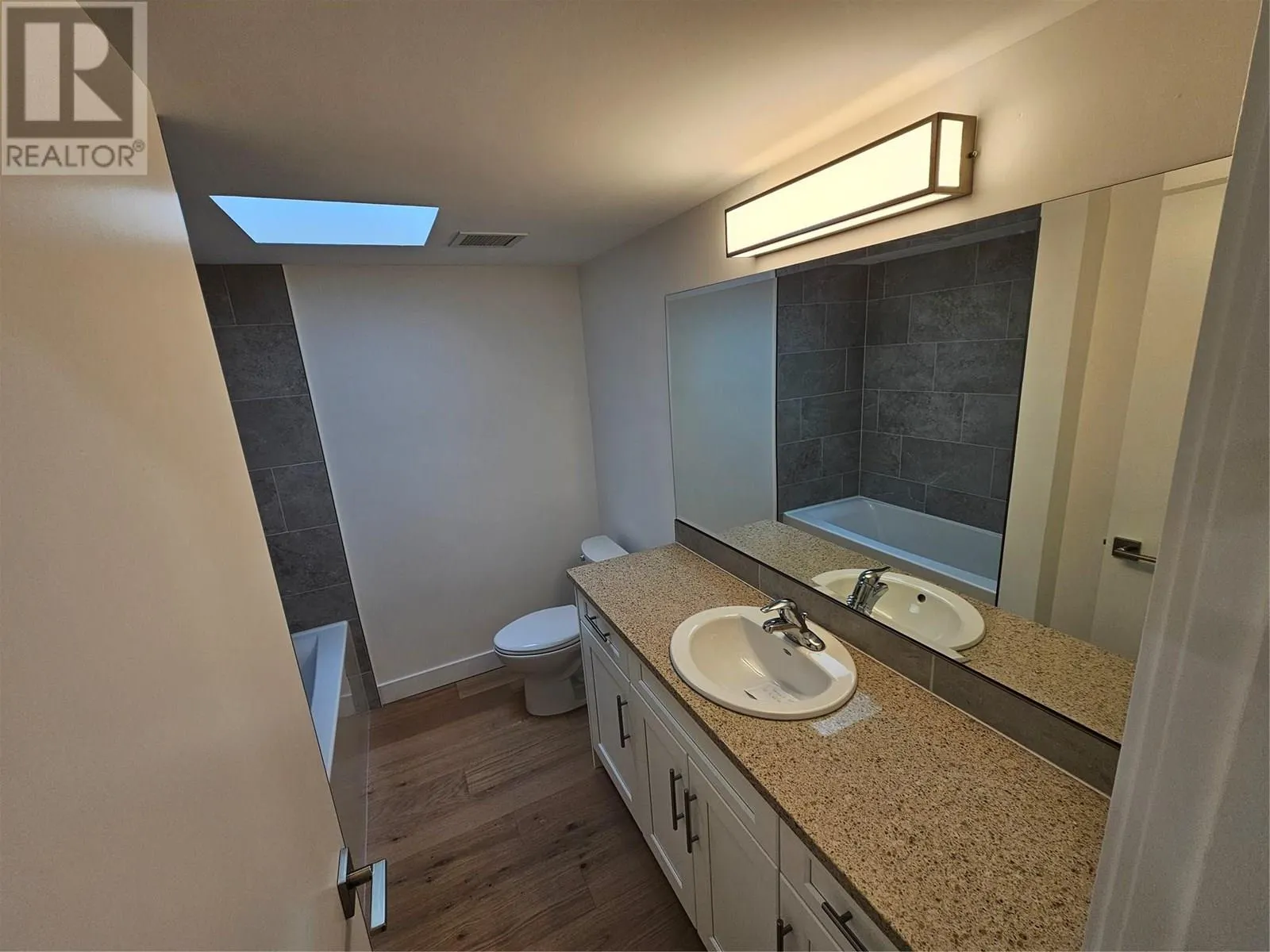 578 Lakeshore Drive Unit# 402