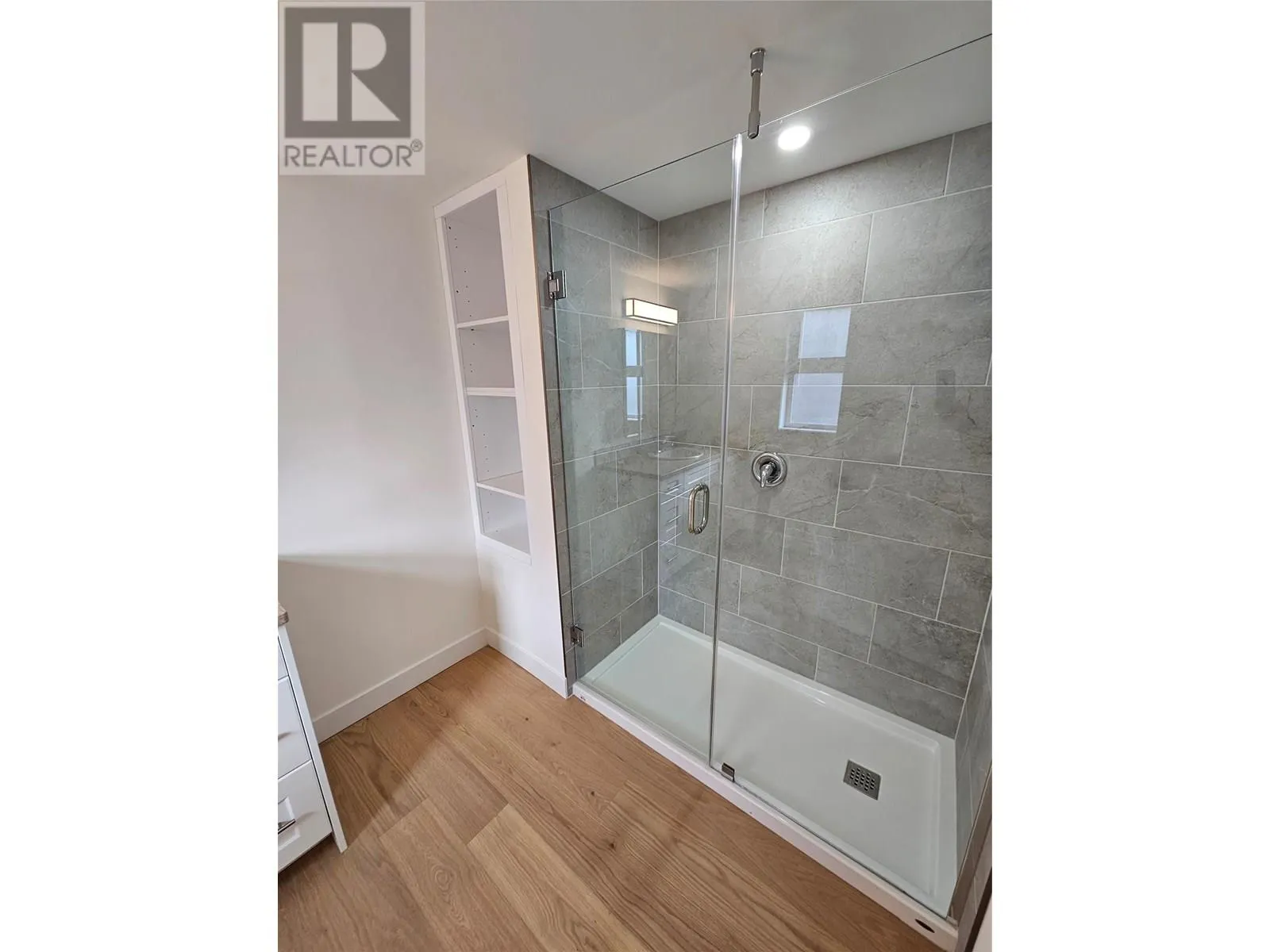 578 Lakeshore Drive Unit# 402