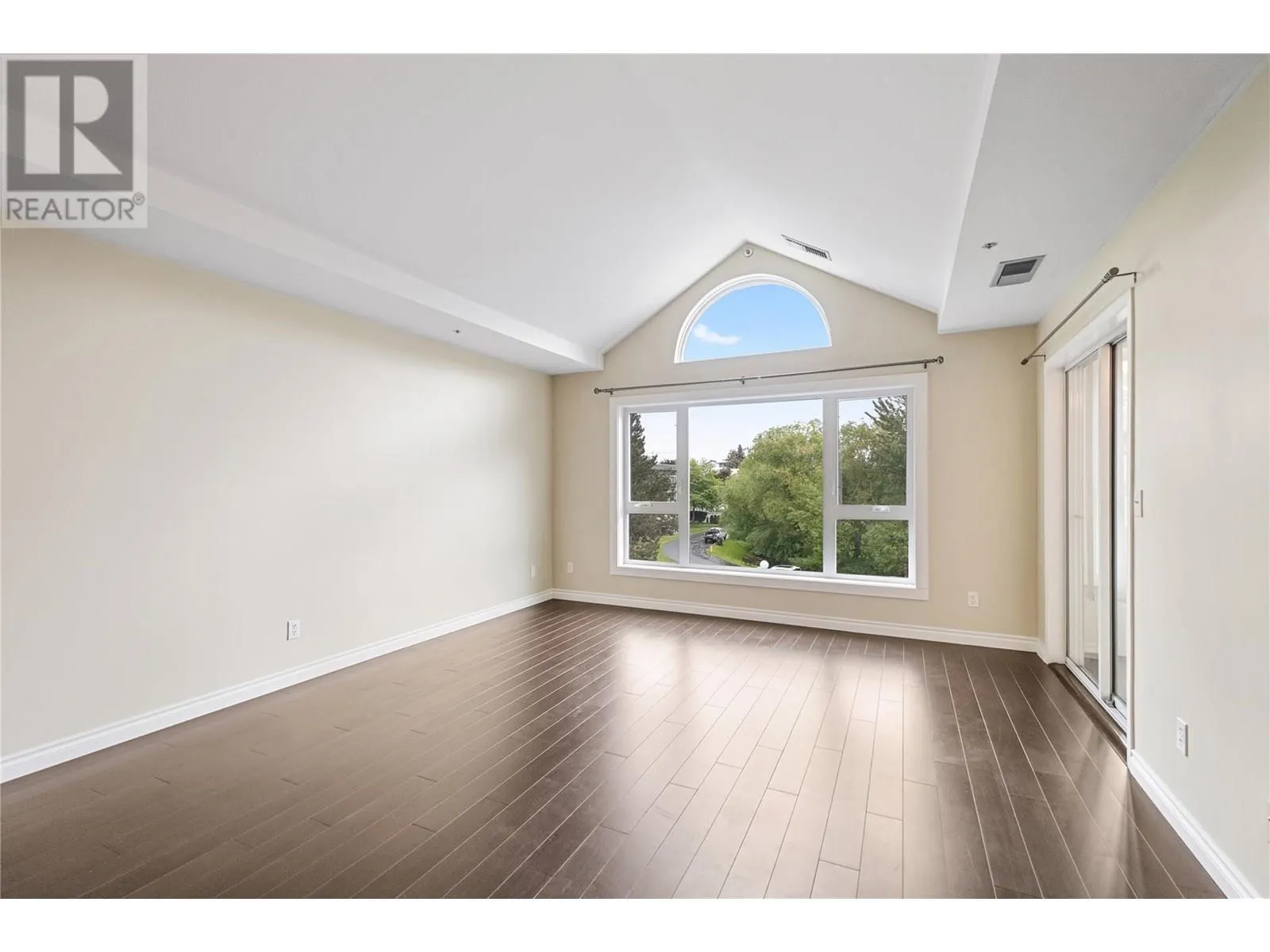1045 Sutherland Avenue N Unit# 323