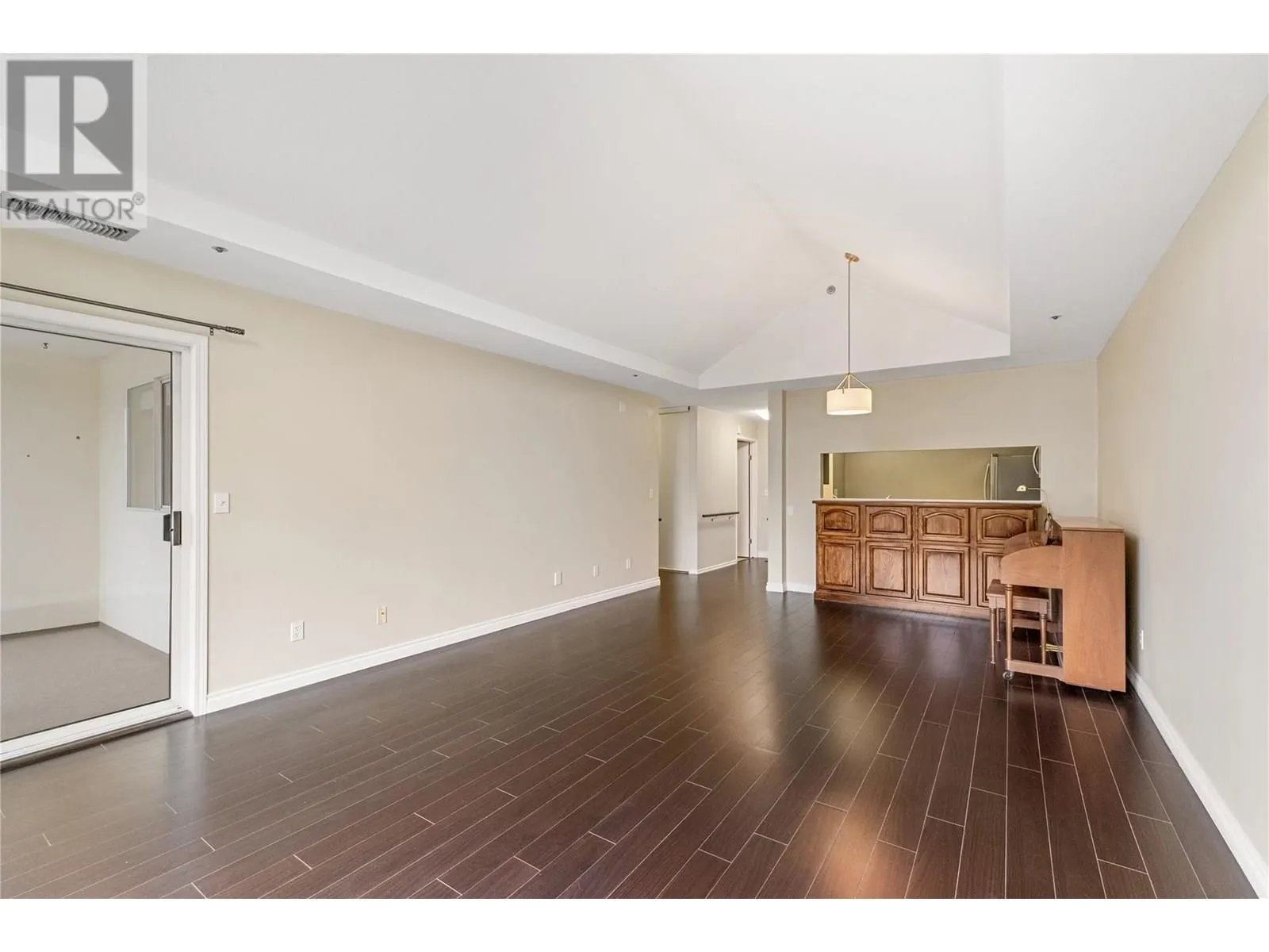 1045 Sutherland Avenue N Unit# 323