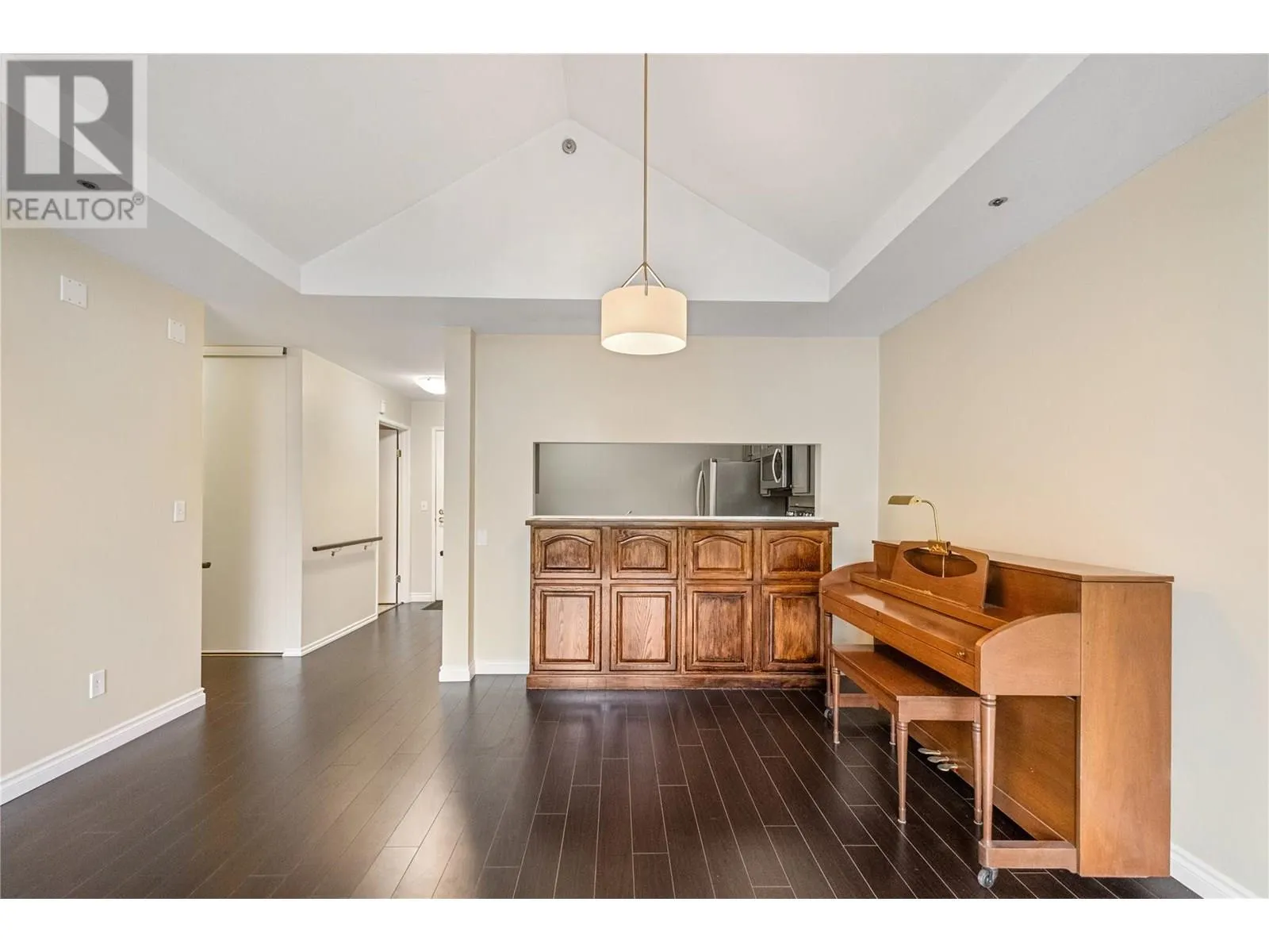 1045 Sutherland Avenue N Unit# 323