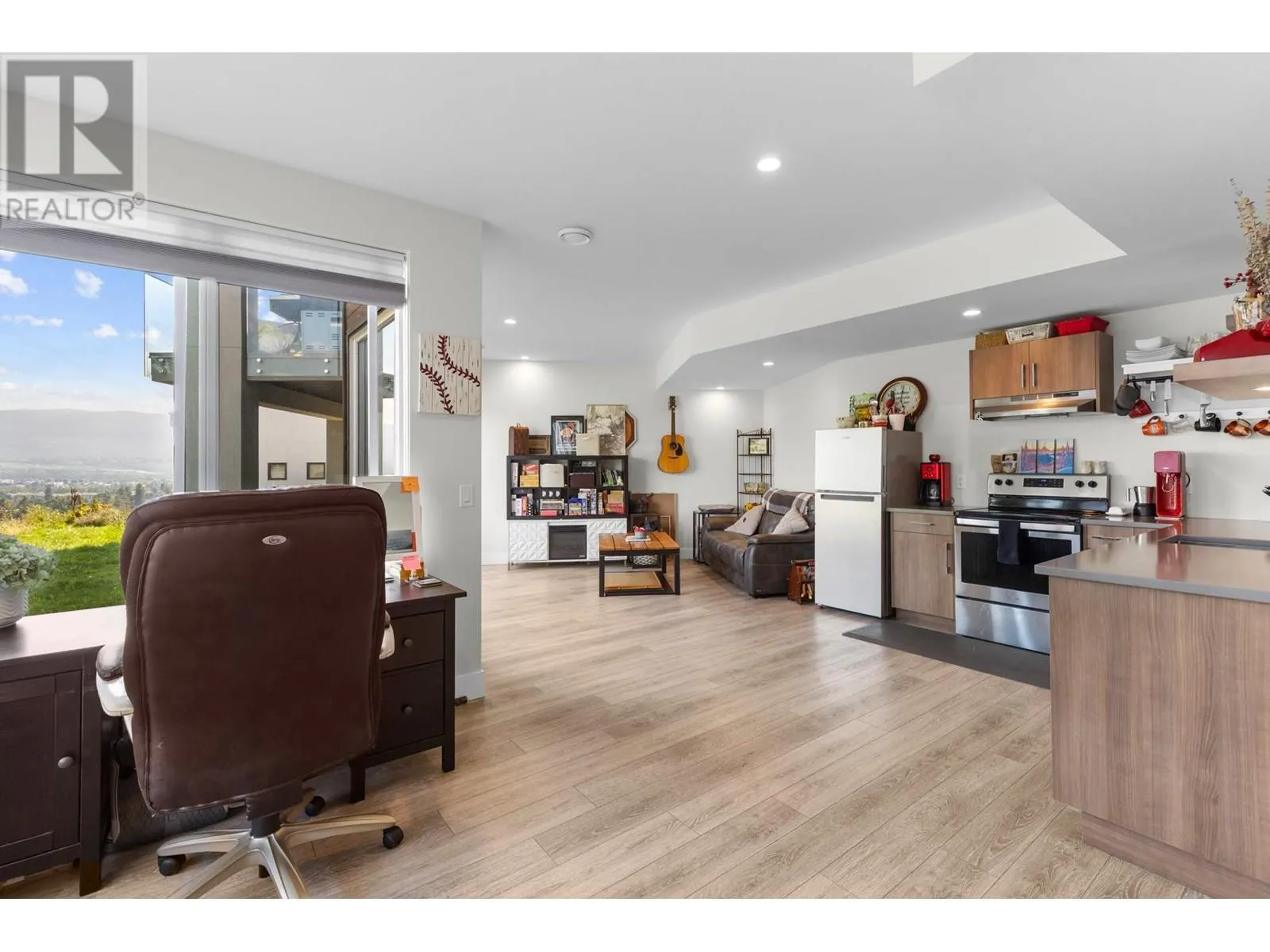 1341 Sladen Crescent
