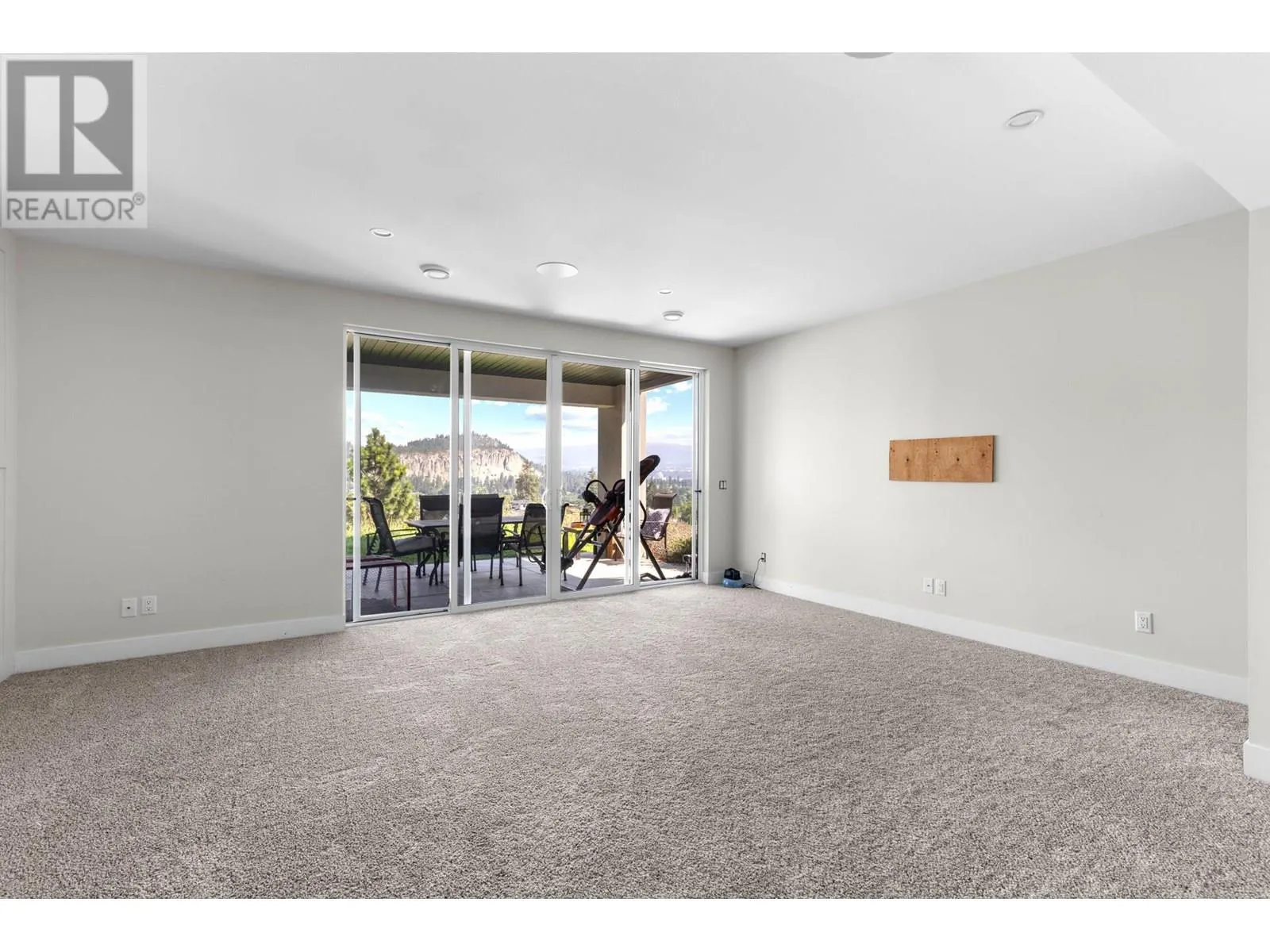 1341 Sladen Crescent