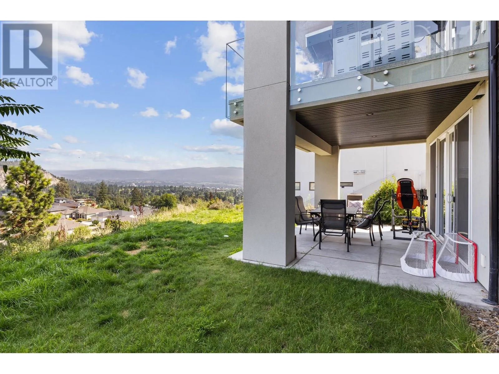 1341 Sladen Crescent